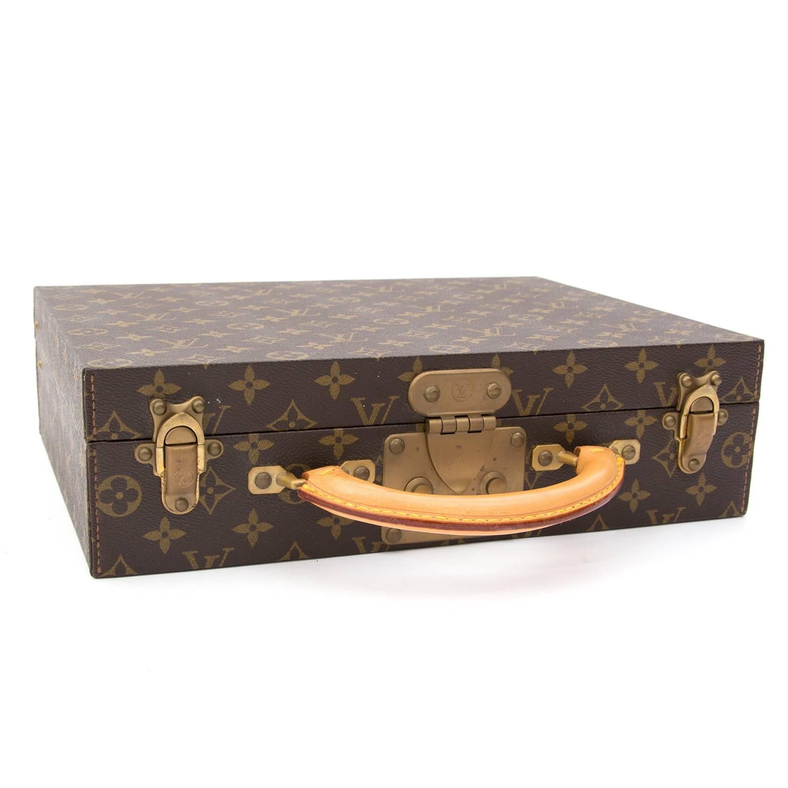 Dieser Schmuckkoffer aus Monogram-Canvas ist das ideale, raffinierte Reiseaccessoire: Er verfügt über 13 unterschiedlich große Fächer und lässt sich mit einem S-Schloss und zwei Kofferraumverschlüssen sicher verschließen.
Innenausstattung mit