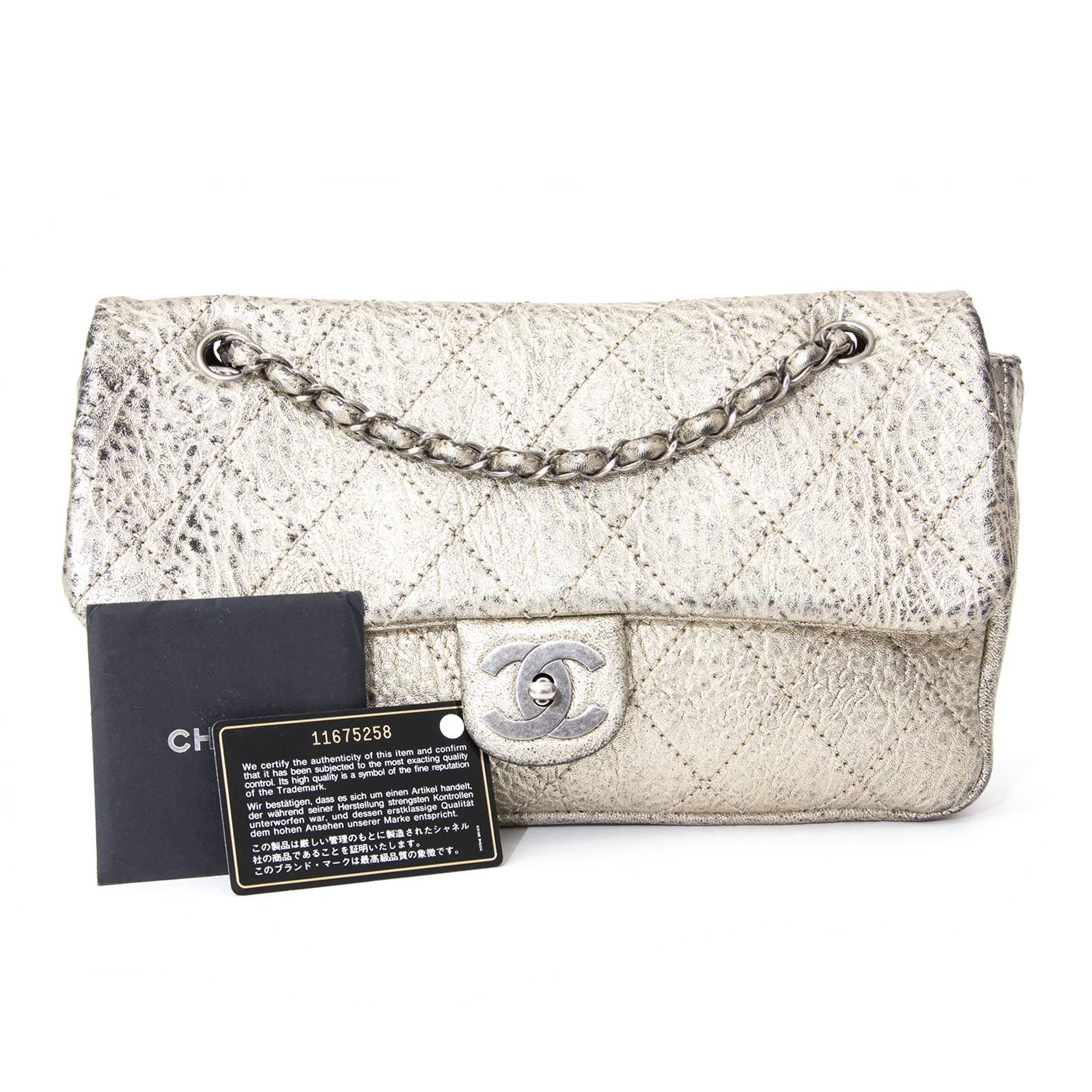 Questa rara borsa Chanel Classic con patta è un must-have per tutti gli amanti della moda, soprattutto in questa versione limitata in pelle di vitello color argento invecchiato.
Realizzata in pelle di vitello invecchiata, questa bellissima borsa