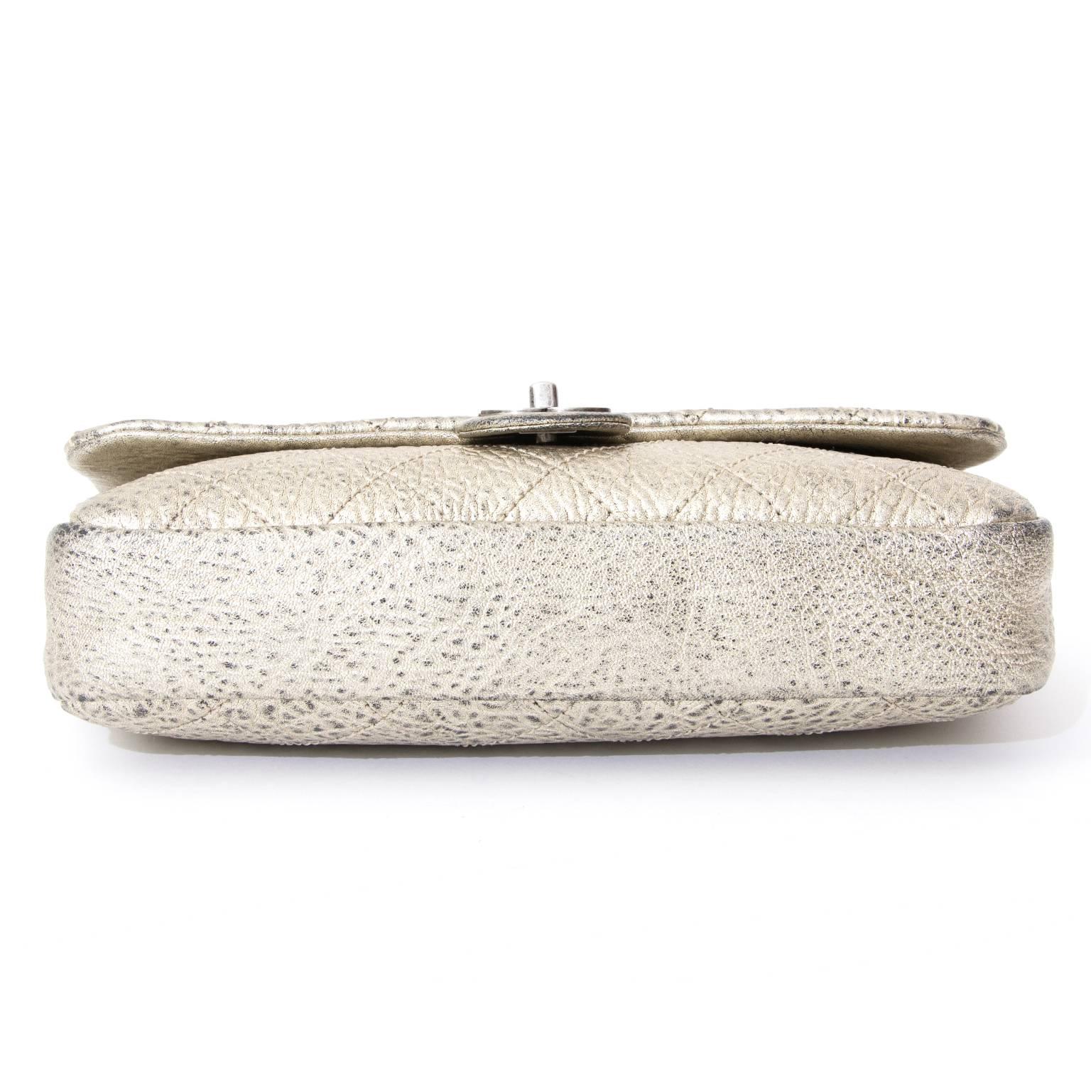 Donna Rara borsa Chanel Classic Flap in argento invecchiato