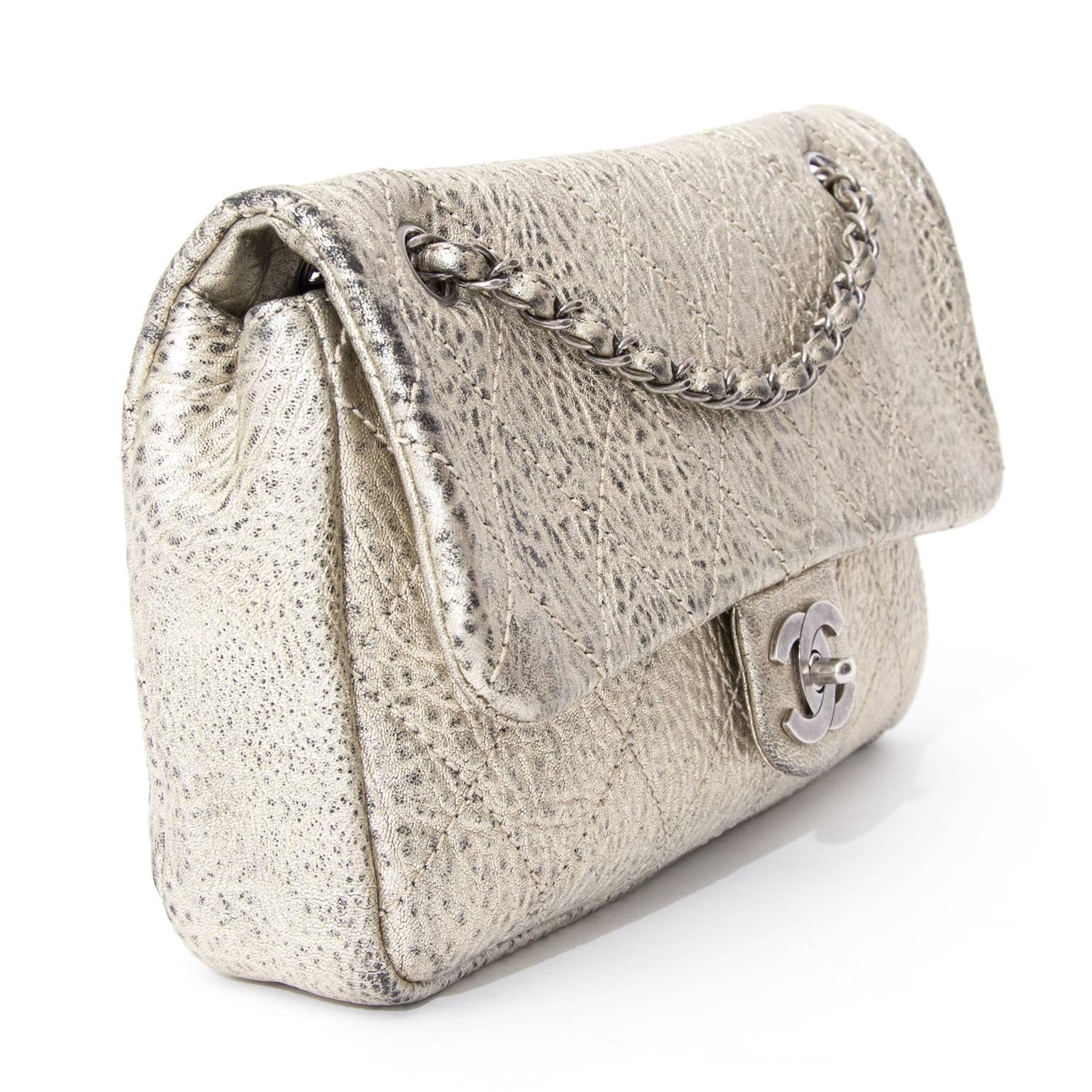 Rara borsa Chanel Classic Flap in argento invecchiato 1