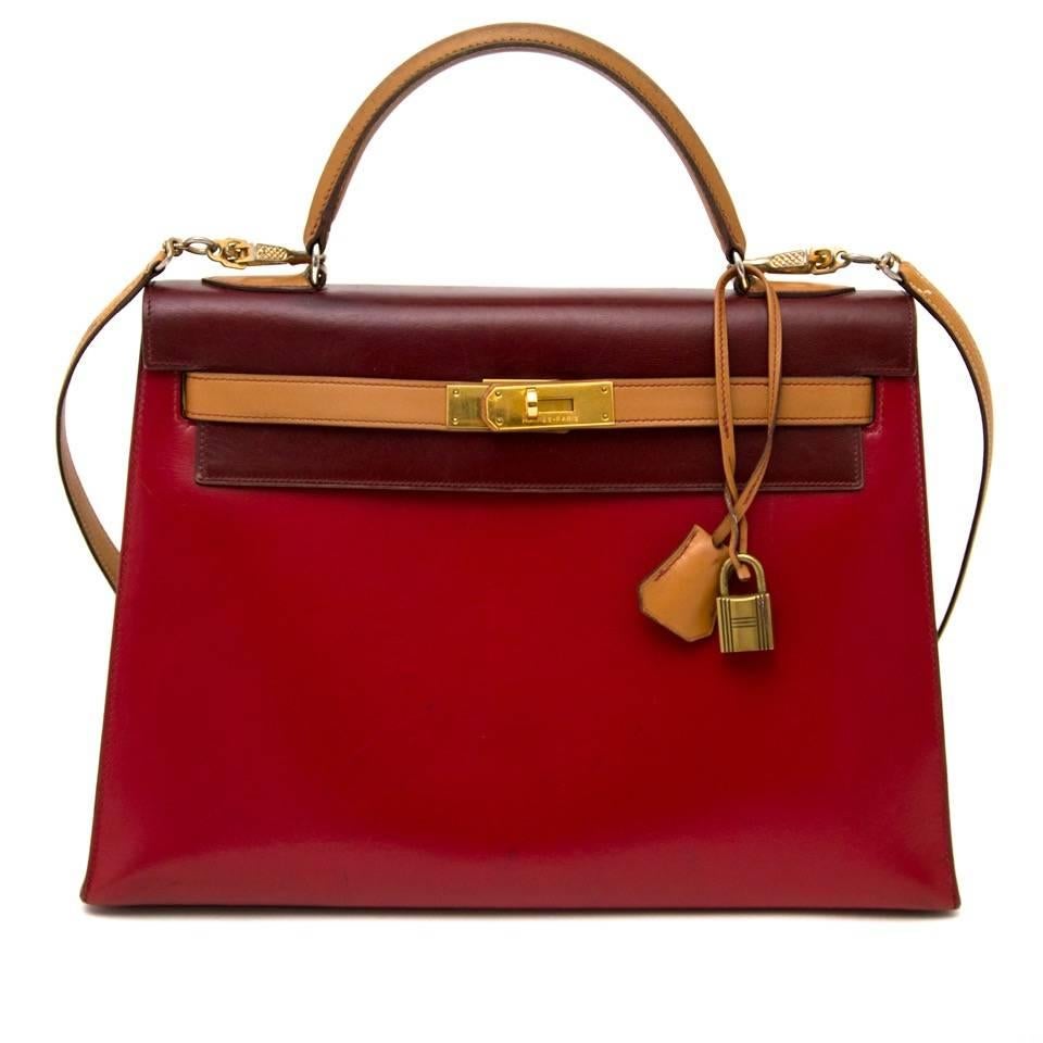 This Hermès Kelly tri color bag is a true collector’s piece, very rare. This bag is made of smooth and glossy box calf leather, that is more ridged than the grainy leathers, the box calf leather is develops a highly desirable patina over time. This