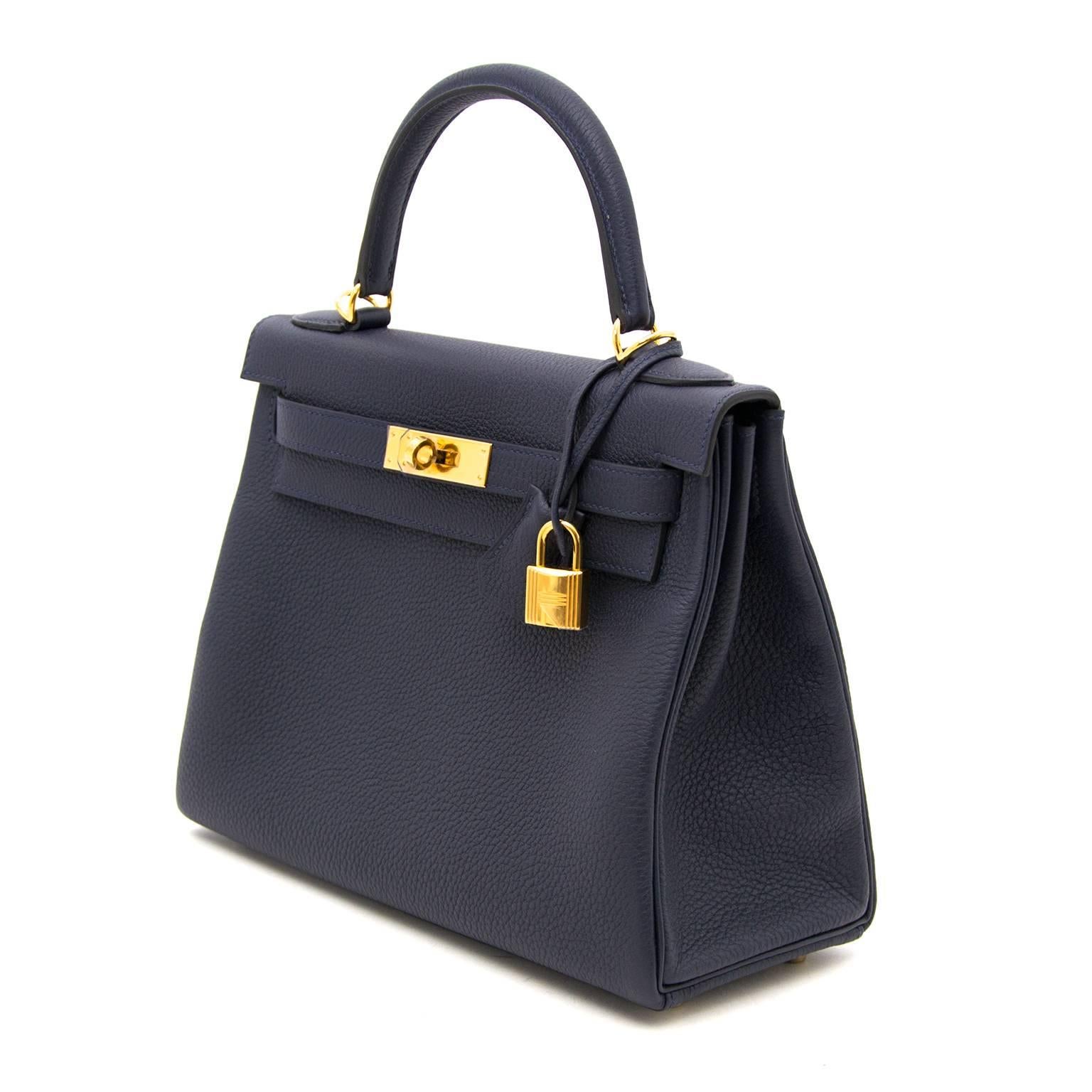 Hermes Kelly Retourne 28 Togo Bleu Nuit GHW.
This gorgeous and highly coveted Kelly comes in an astonishing dark blue leather. Gold hardware detailing. Brand new, store-fresh.
Comes with full set. 2016.