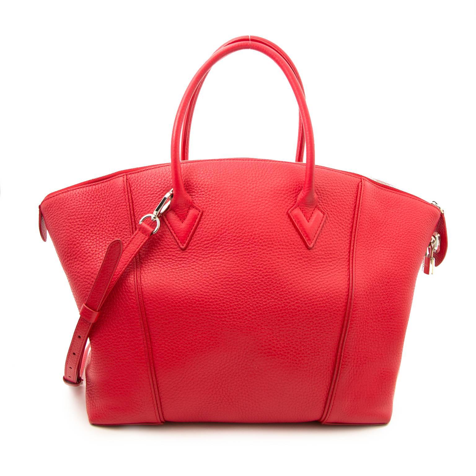 Excellent condition

Louis Vuitton Lockit MM Red
Move over Speedy, there's a new Louis Vuitton IT-bag in town! The soft, feminine lines of this beautiful Lockit make it a timeless beauty.
With its understated lines and style, the Lockit exudes