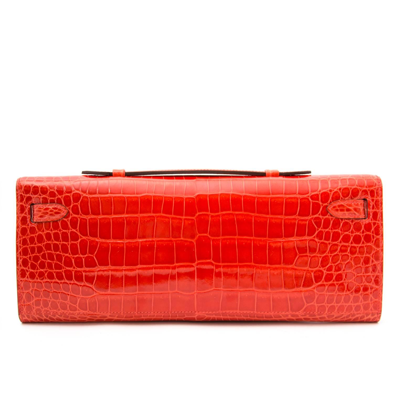 VERY RARE- HOW AMAZING this impossible find.
Pochette Kelly Cut Crocodile porosus lisse in the bright orange poppy.
We love the combination with the gold hardware.
The pochette is brand new and never used. Comes with full set, including original