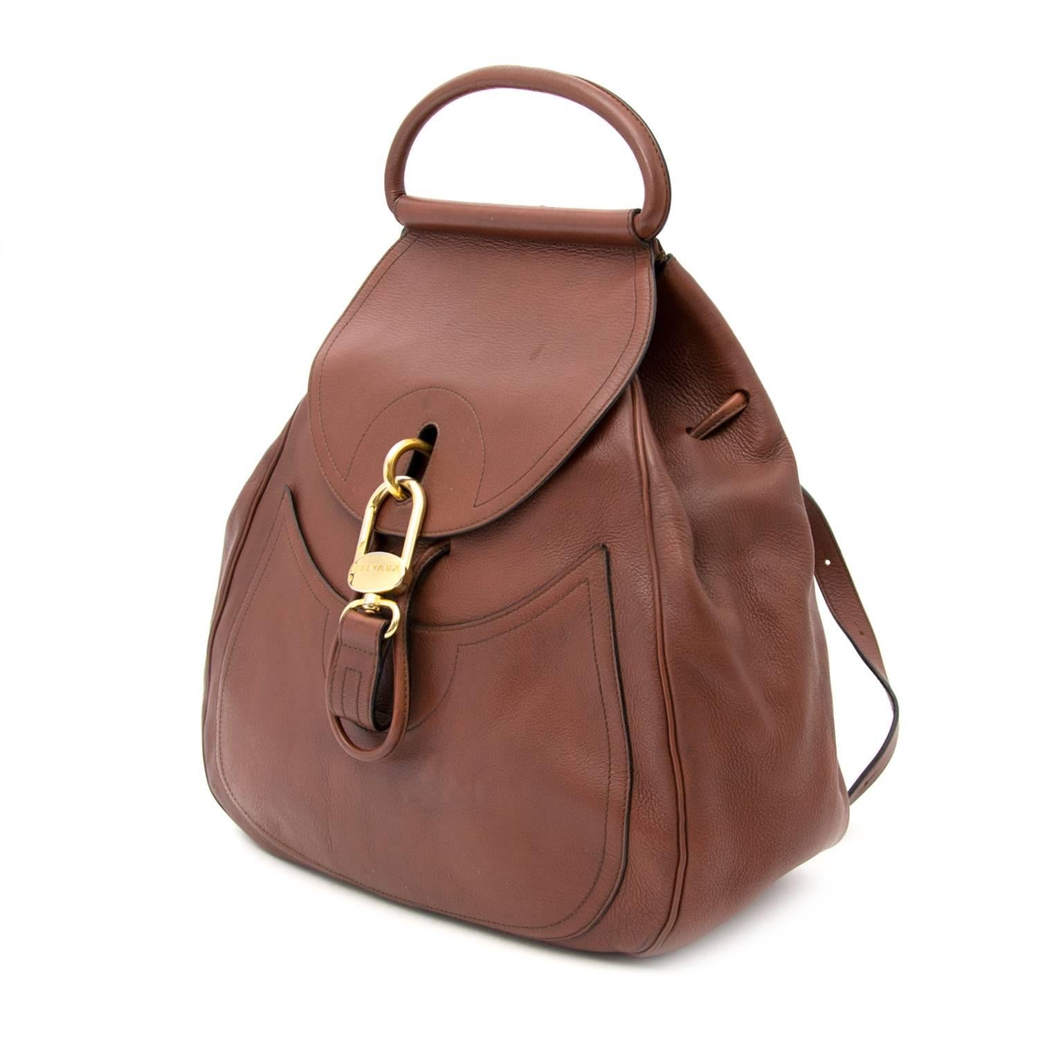 Good condition
Delvaux Cerceau Chestnut GM
Travel in style with this Delvaux cerceau-style backpack.
Wear this as a top handle bag or strapped on the back.
Gold toned closure on the front.