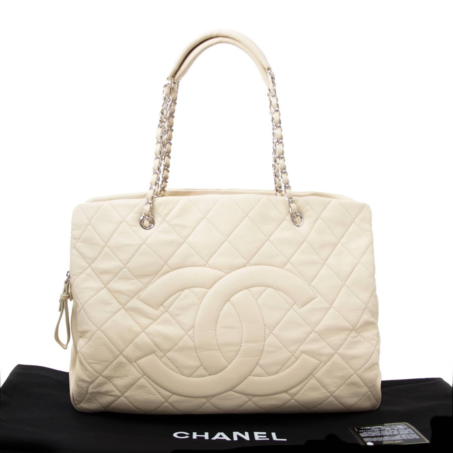 A Chanel tote is a must-have piece in every Chanel lovers closet.
This white leather can be worn on the shoulders with the silver-tone chain straps.
Perfect to for a classy office look as it has room for all work essentials.
Inside, the bag contains