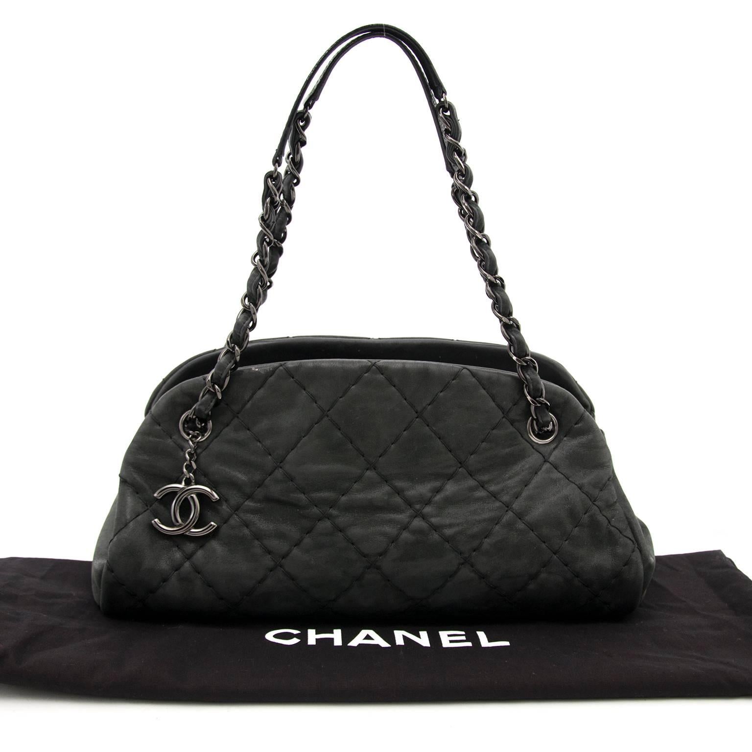 Chanel Black Glazed Calfskin Just Mademoiselle Medium Bowling Bag
The name clarifies it all: elegant, modern and lady-like.
First designed in 2011 but still very famous today due to its timeless design.
Made out of the glazed calfskin with the CC