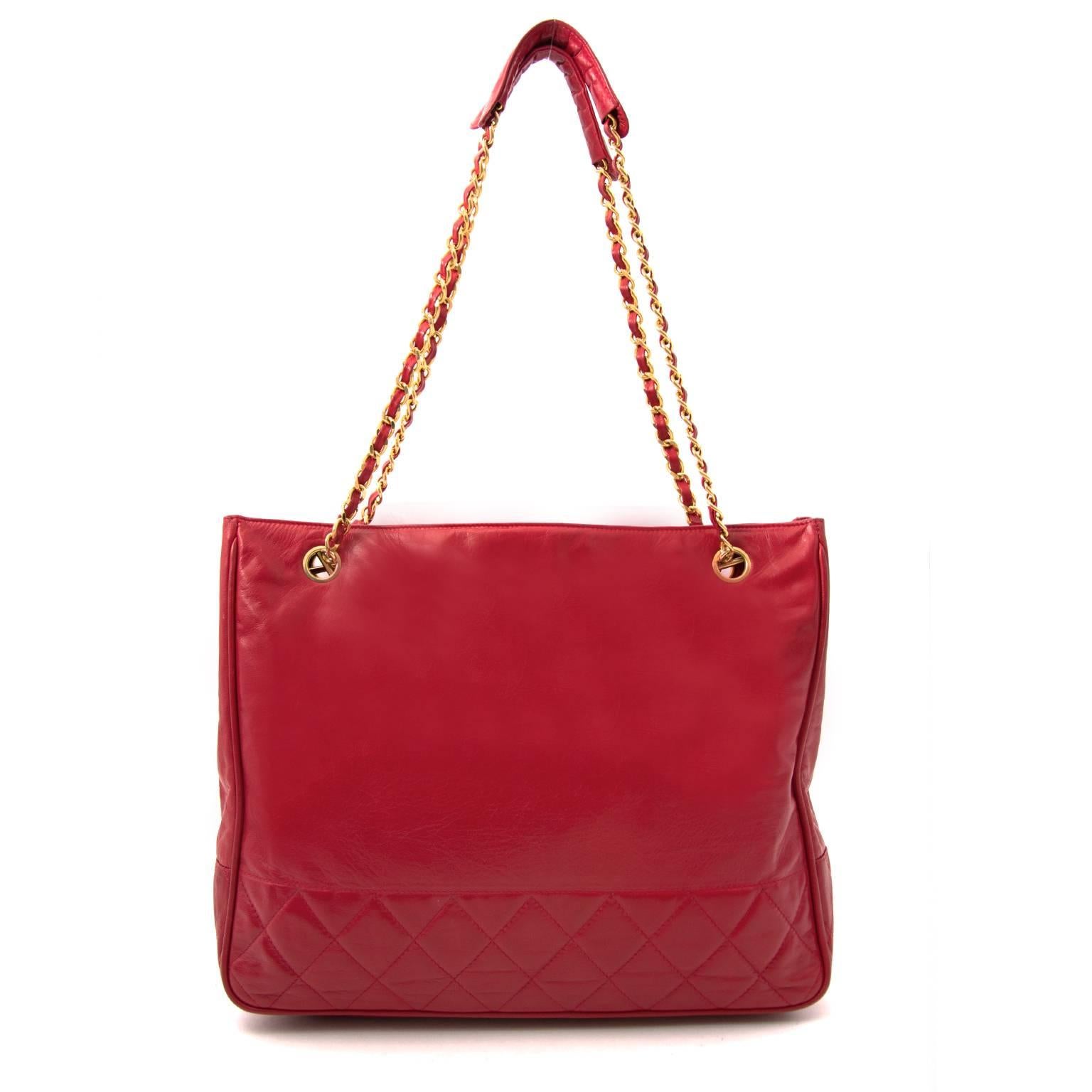 Chanel Red Shopping Tote
This vintage treasure is a real musthave. The beautiful red Chanel color and gold toned hardware have a luxurious vintage flair. The bag closes with two press buttons so your items are hold safe, the perfect practical day to