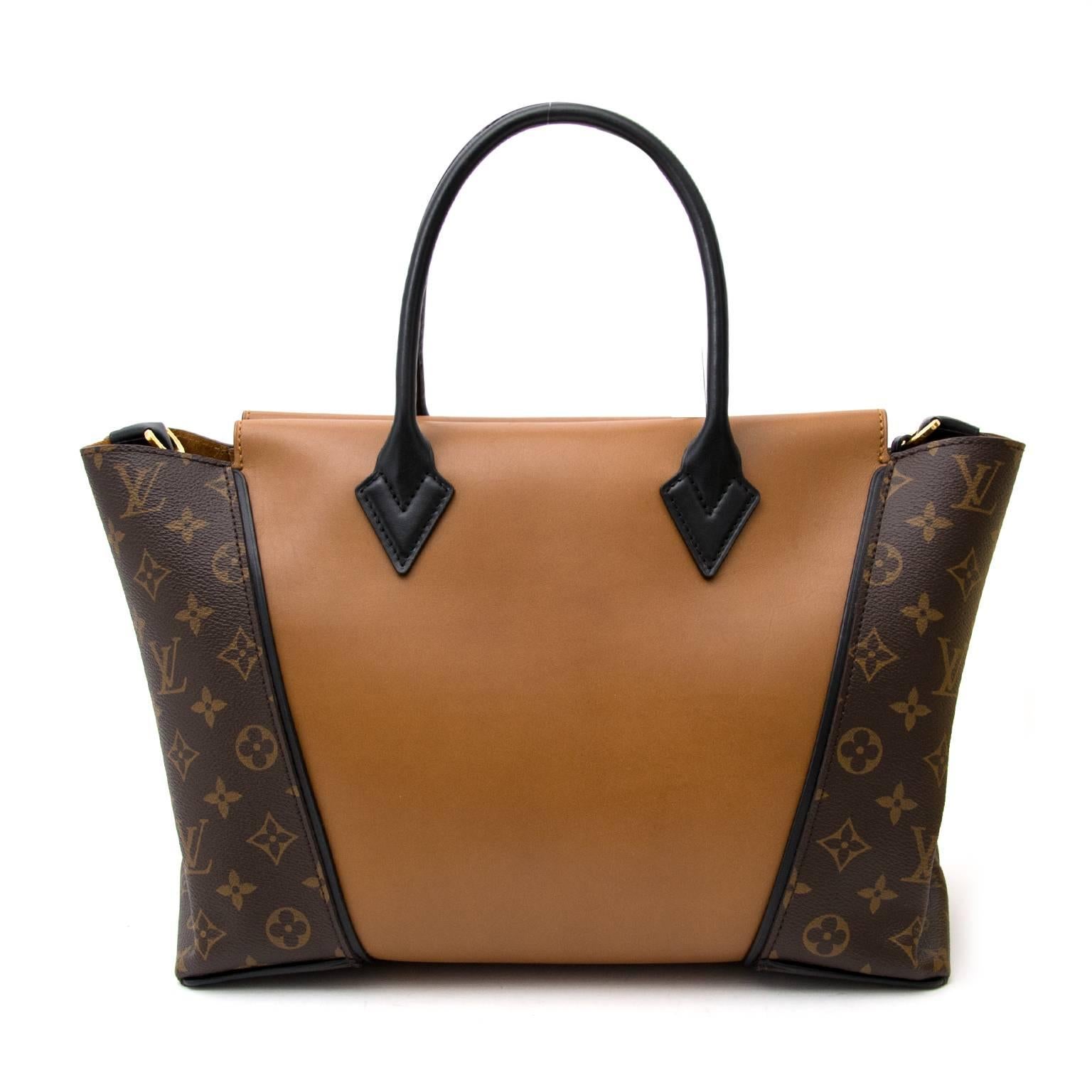 This luxurious and elegant handbag is one of the unique pieces of Louis Vuitton's Fall 2013 collection. 
Finely crafted out of cuir orfevre calfskin with monogram details

The bag has expandable sides that can be worn wide or tucked in and snapped