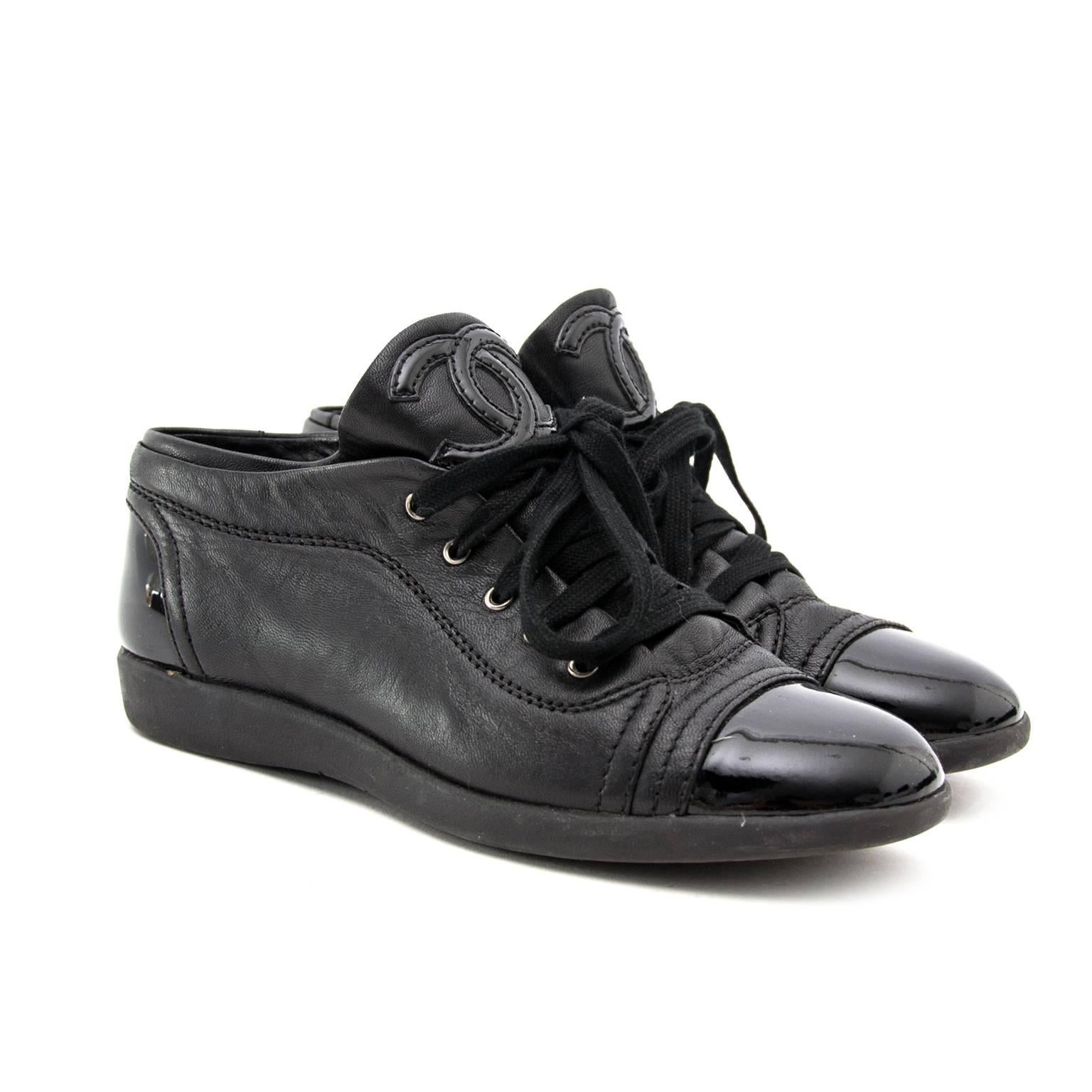 These Chanel Designed sneakers are comfortable and classy at the same time.
In black leather is combined with a black patent tip and heel.
On the shoe tongue, there's a subtle patent leather Chanel sign.
A perfect every day shoe.