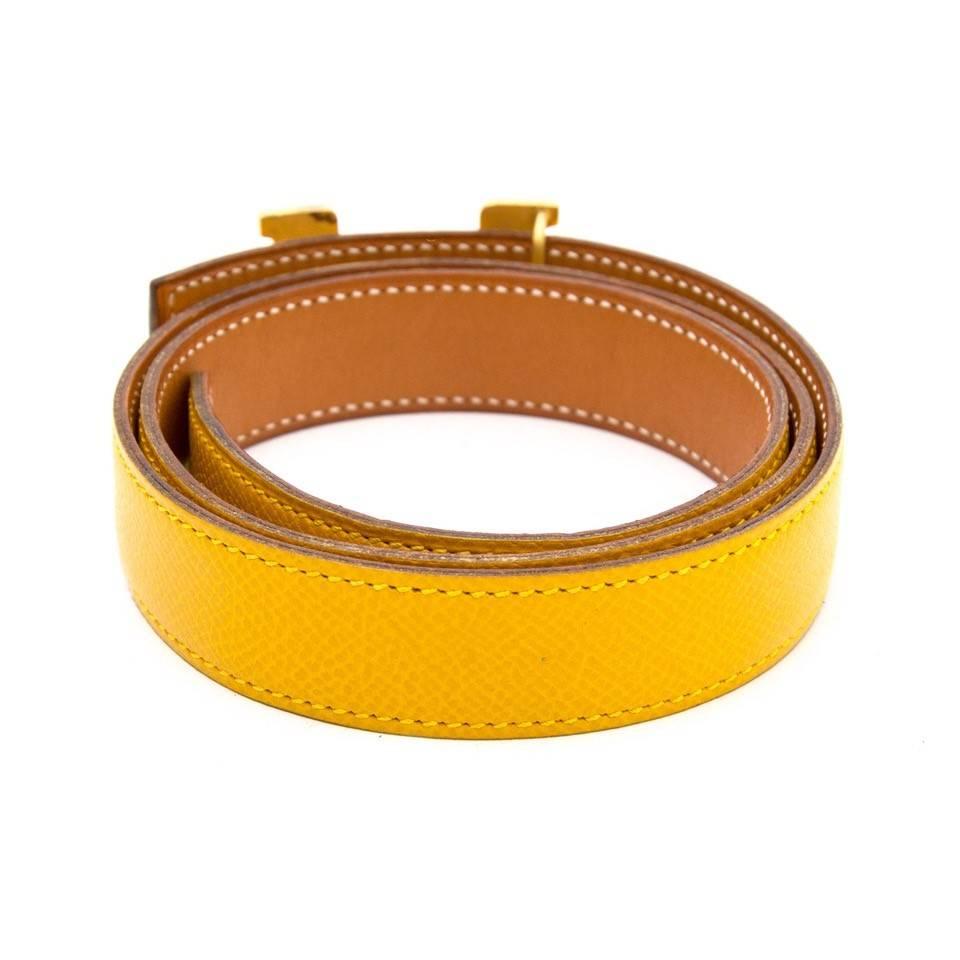 This thin Hermès belt is made of beautiful ochre leather with a gold toned H.