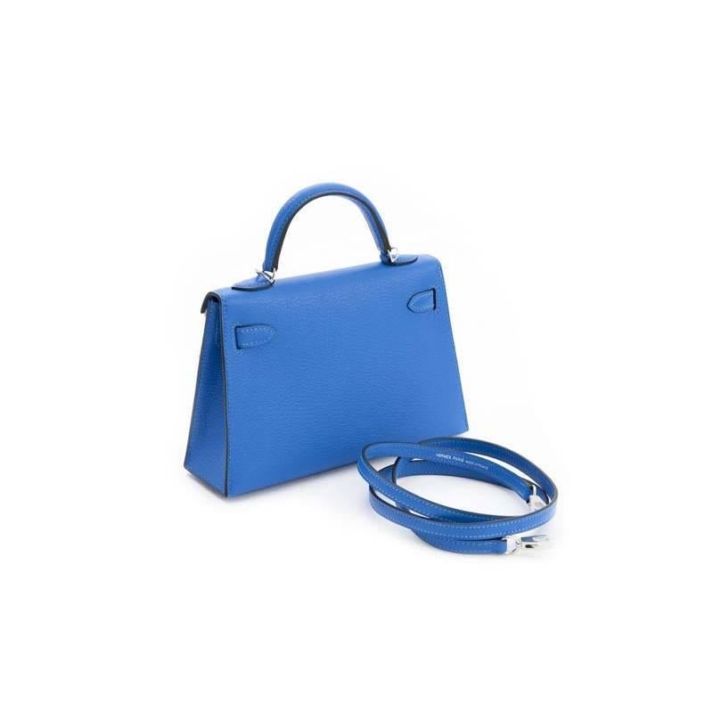 This Kelly II Sellier Mini Chèvre Mysore comes in a color named after the stunning hues of the Greek island of Hydra: Bleu Hydra. The bag features palladium hardware which contrasts very well with the blue color. The Kelly Mini comes with a shoulder