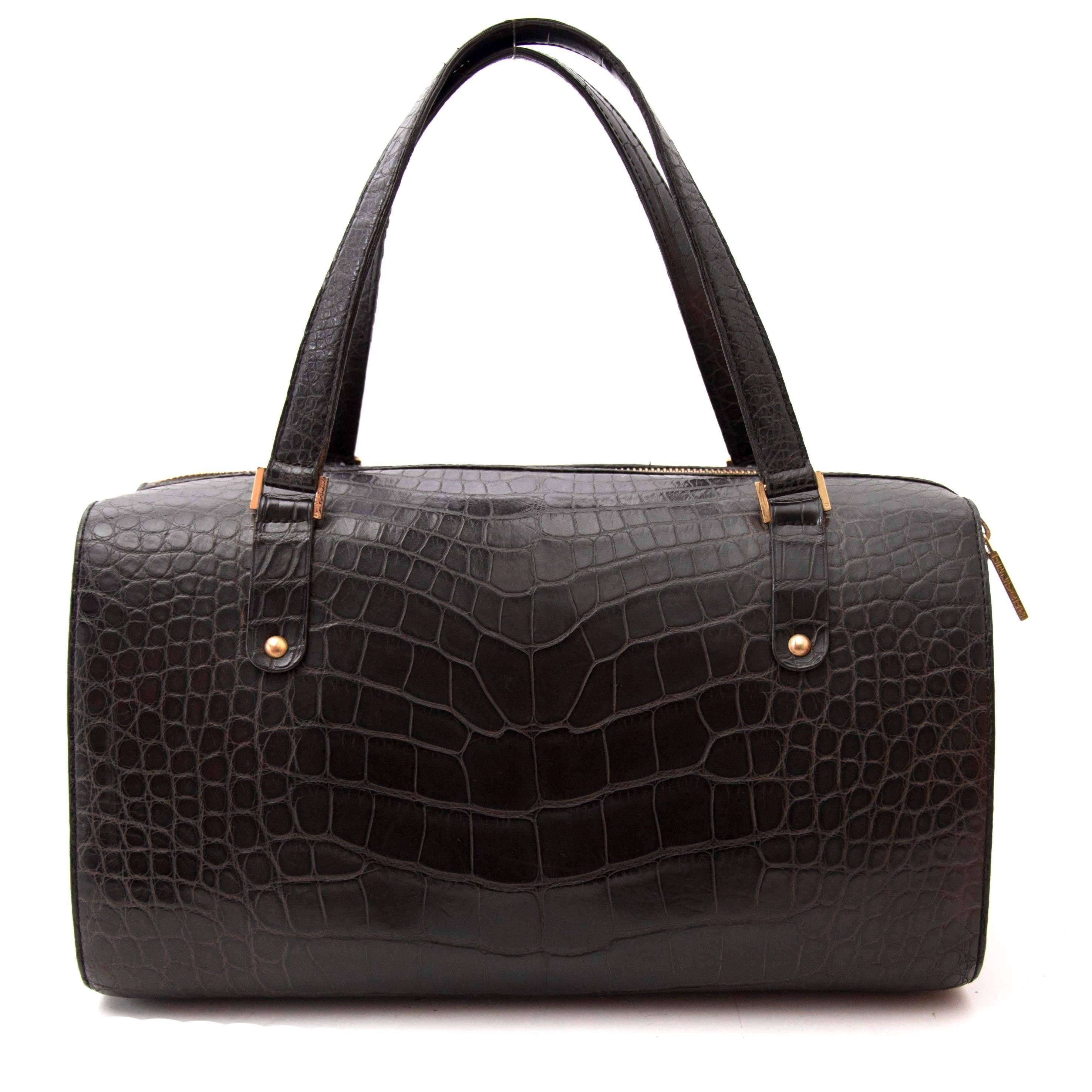 Very good condition

Delvaux Le Astrid Bag Croco

This beautifully crafted Delvaux Louise Boston bag comes in a crocodile leather. This is a true beauty that will never go out of style. On the front of the bag you can see the iconic D-logo.

The bag