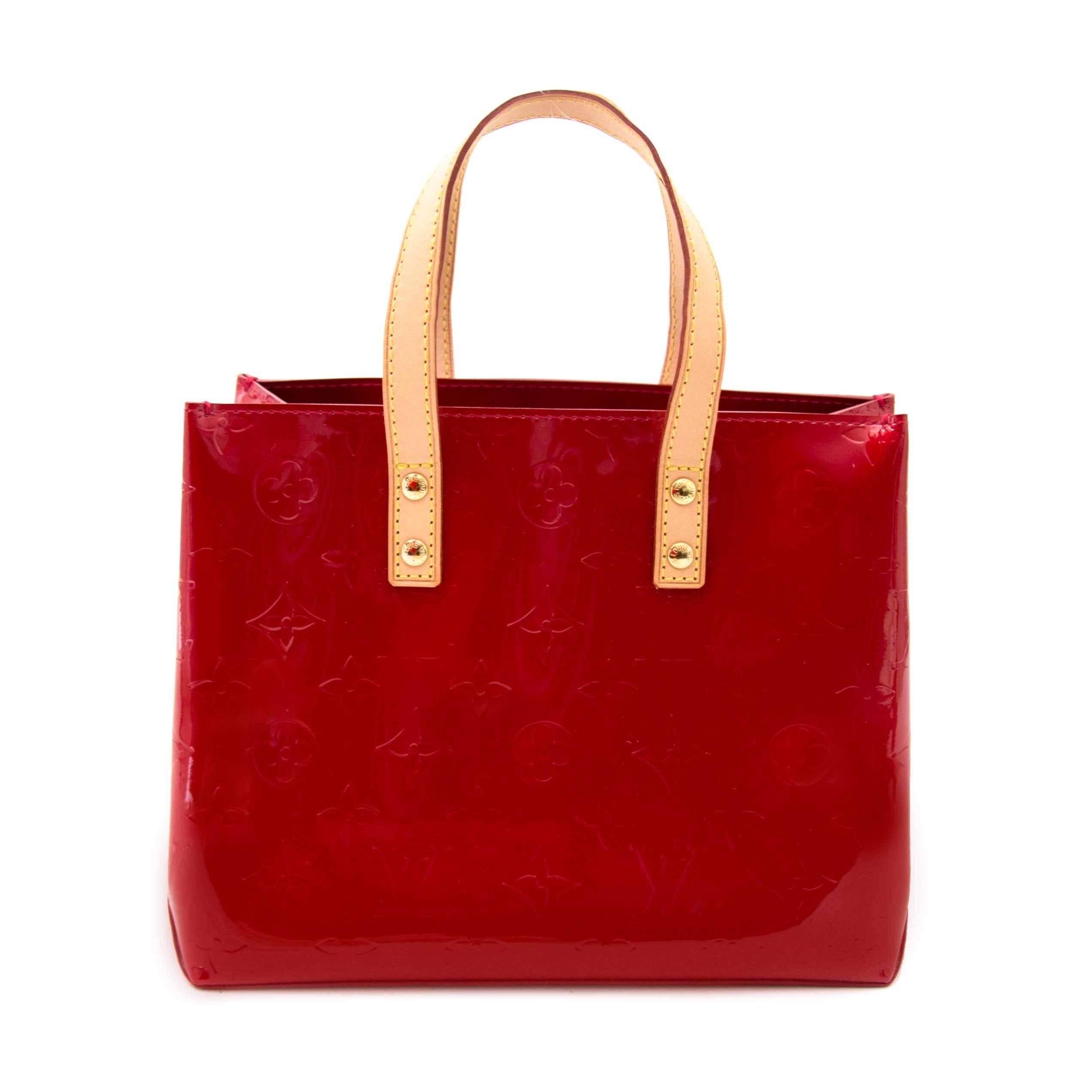 In excellent condition

Louis Vuitton Mini Reade Red Vernis Leather Tote Bag

This beautiful Louis Vuitton bag comes in red vernis monogram embossed patent leather with leather handles.

The interior is lined with canvas and comes with one zipper