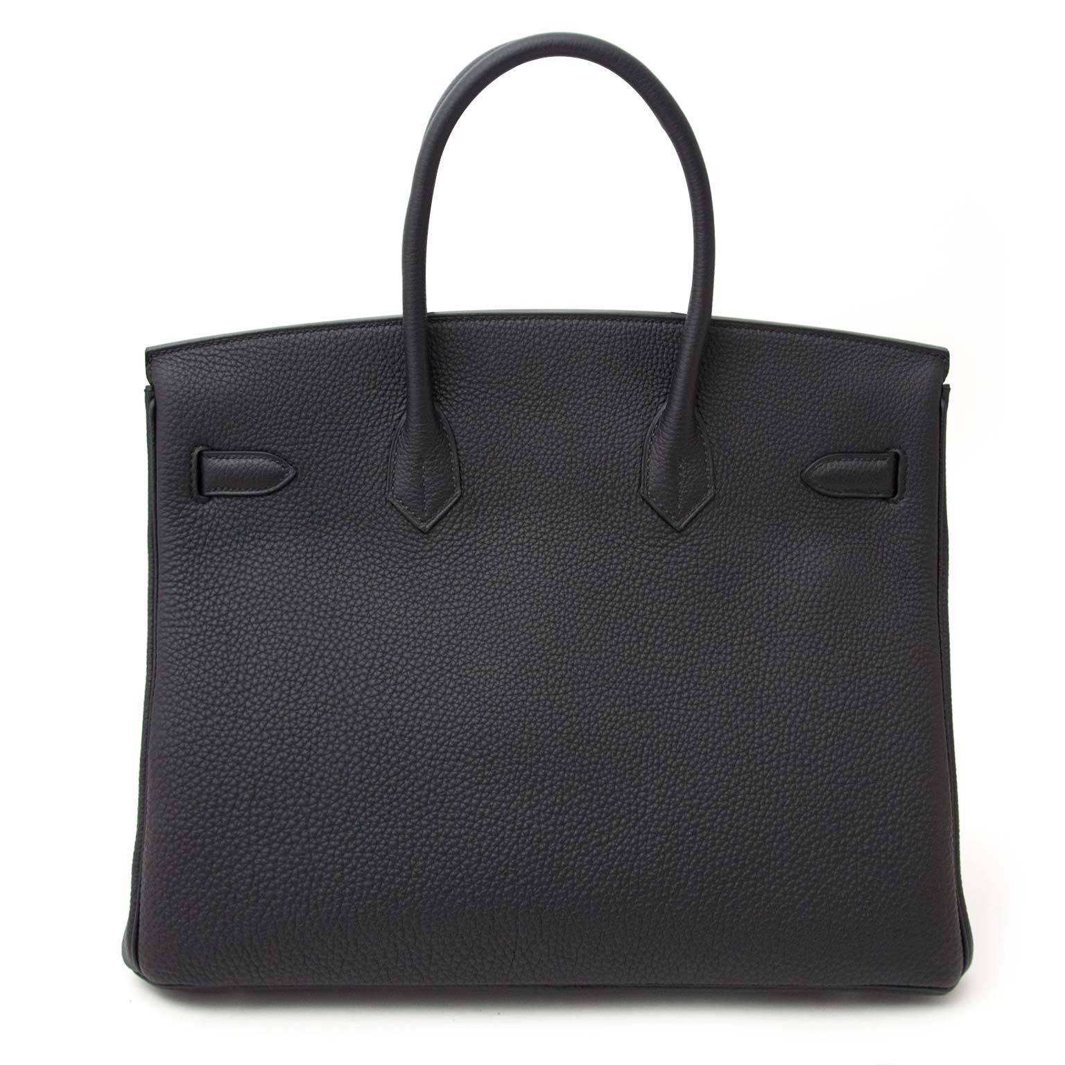 Never used!

Hermès Birkin 35 Togo Black PHW

This brand new Hermès Birkin bag is made out of togo leather. Togo is a leather type that feels grainy but very smooth, it is scratch resistant and keeps is shape well.

The palladium hardware finishes