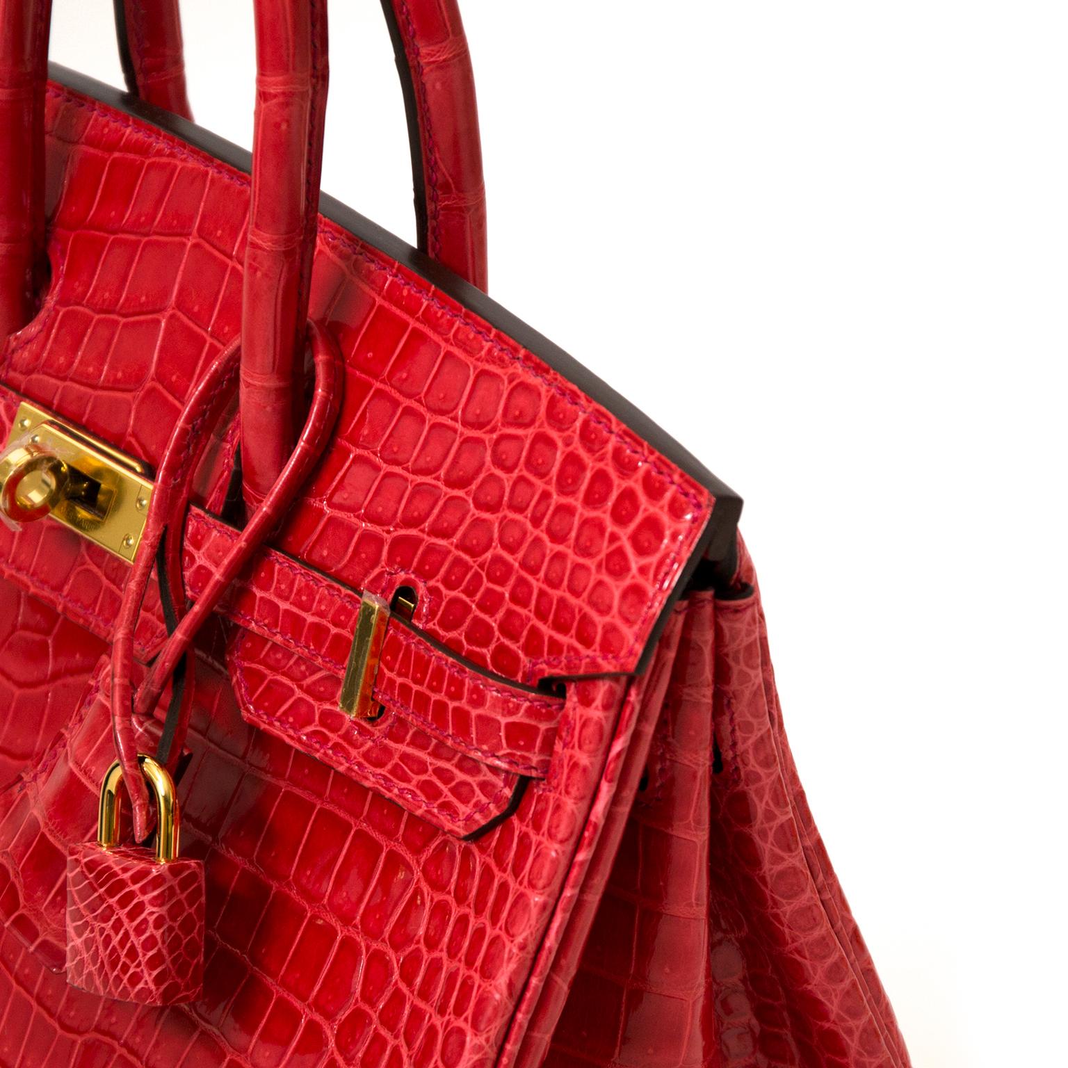 Brand new

Very Rare Hermès Birkin 25 Crocodile Porosus Bougainvillier ghw

This very rare Hermès Crocodile Birkin comes in a beautifull rich deep red color named 'Bougainvillier'.

This limited bag is made from shiny porosus crocodile skin, which