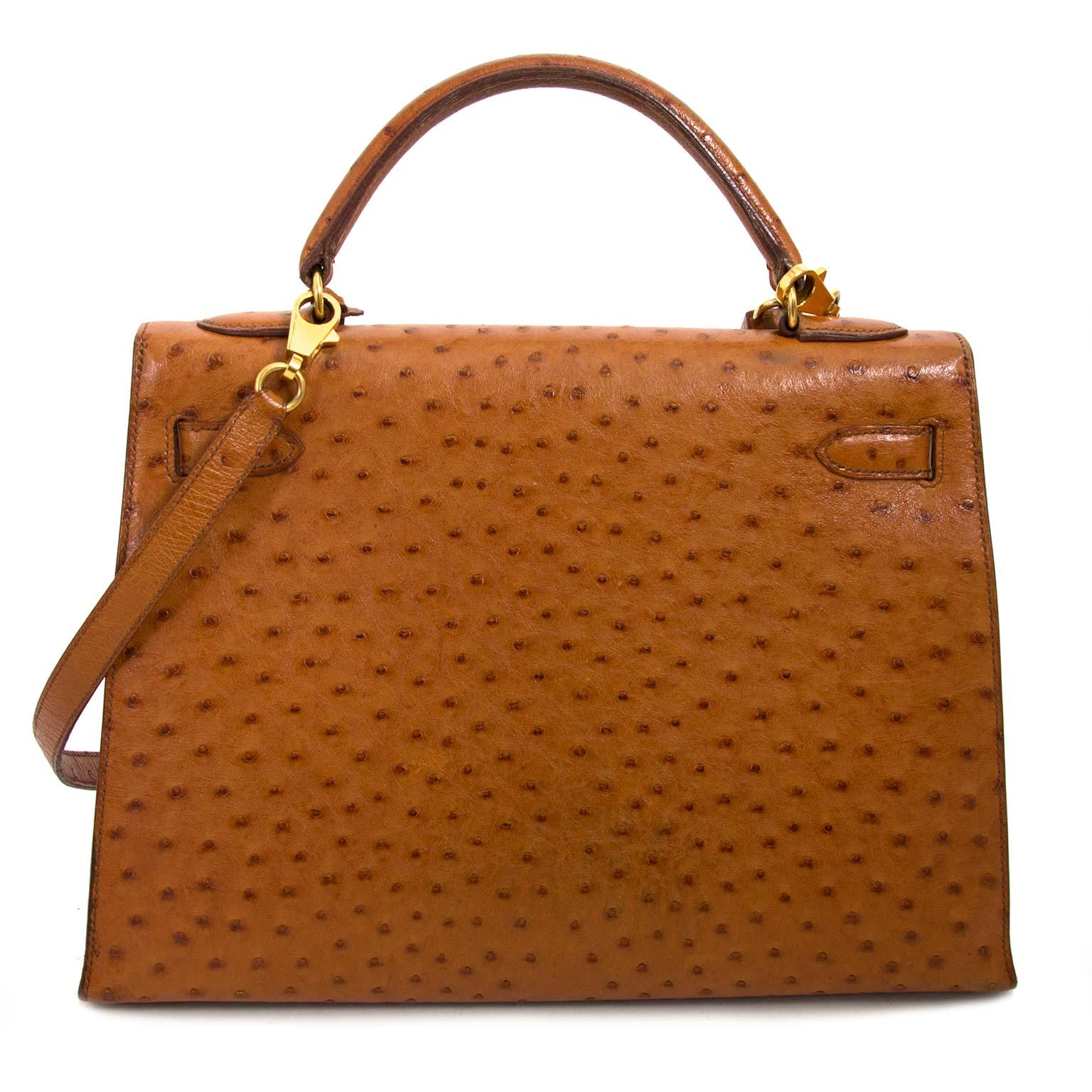 
If there's one bag that will never ever go out of style, it most certainly is the iconic Hermès Kelly. Its structured design and elegant features make this bag into a true IT-bag. This very rare and exclusive Hermès Kelly Ostrich 32 GHW features