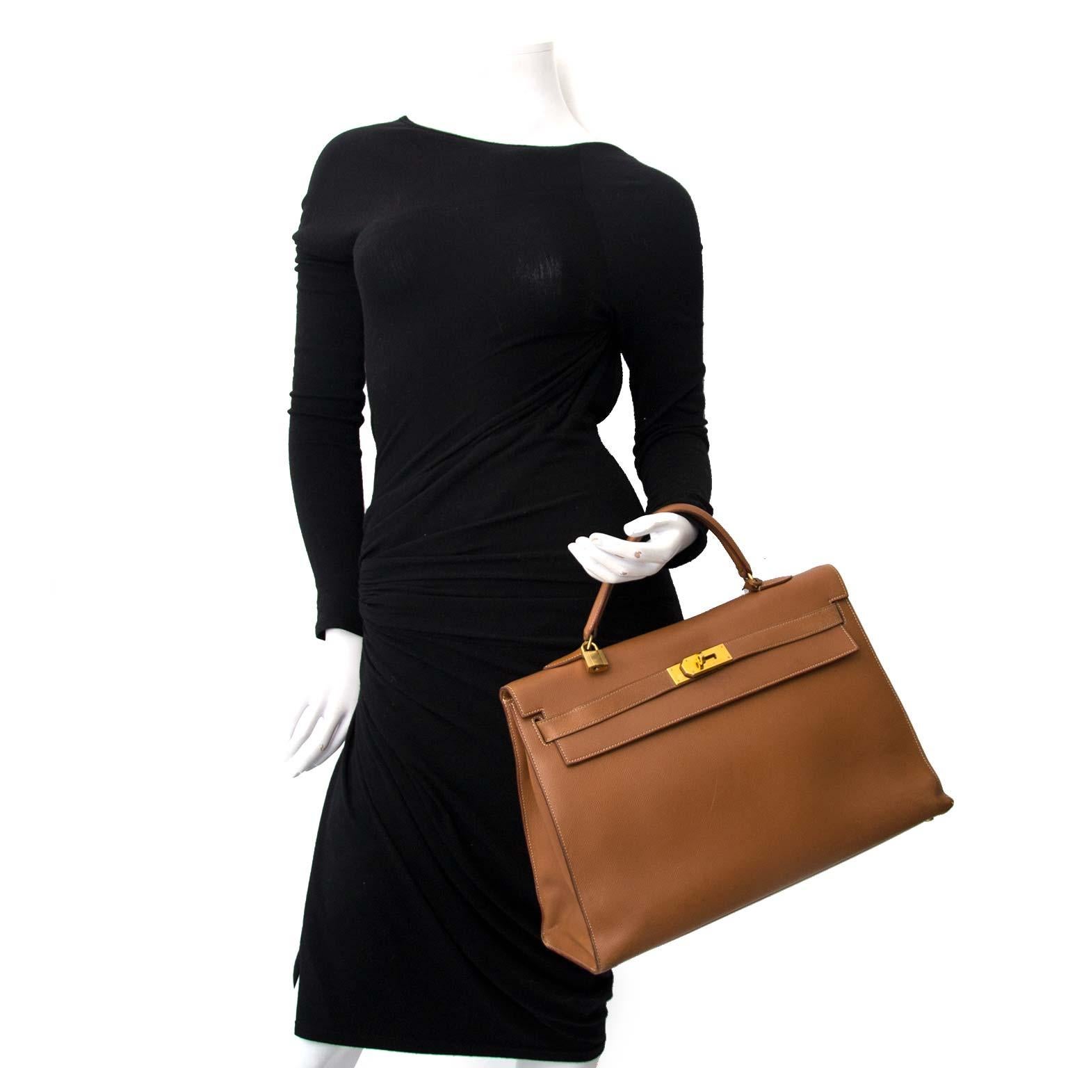 Hermes Kelly 40 Gold Sellier Courchevel GHW. This Kelly bag in a size 40 features gold hardware and is extremely hard to find.
This stylish bag is suitable for every occasion.