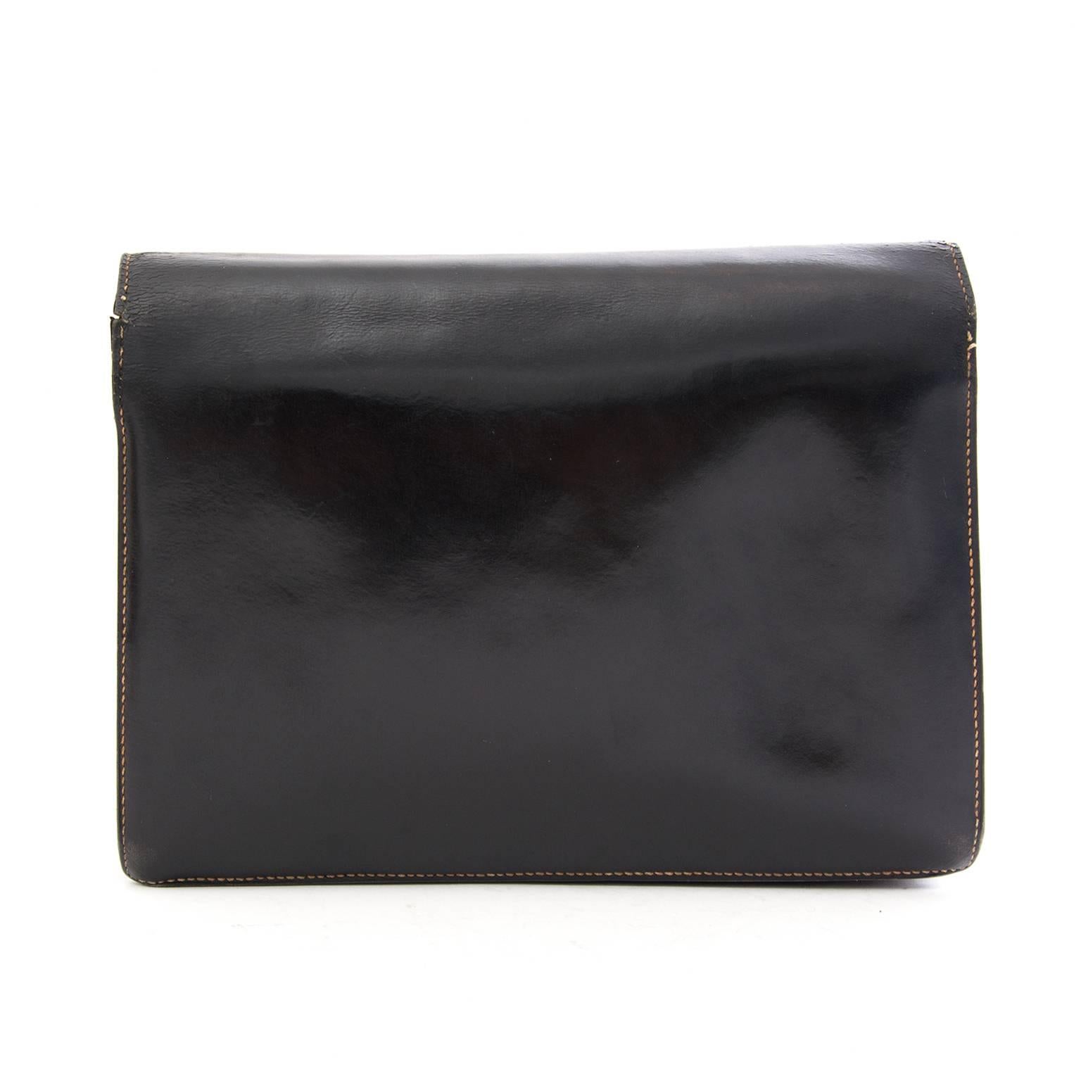 Black Hermès 'Faco' clutch bag

This Hermès 'Faco' clutch comes in black leather, making it the perfect bag for any occasion.

Contains three smaller pockets on the inside. There are some signs of use and little scratches as shown in pictures.