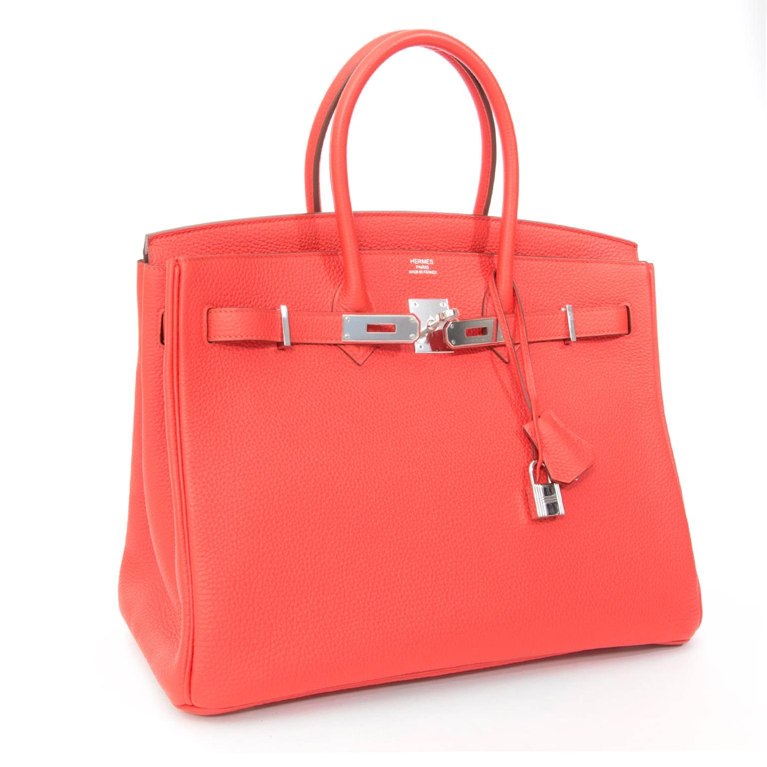 Dies ist eine brandneue, auf Lager gekaufte und nie getragene Hermès Birkin Tasche, handgefertigt aus dem berühmten luxuriösen Togo-Kalbsleder. Seine Farbe heißt Rouge Capucine, was sich auf die leuchtend orange-rote Farbe der Blütenblätter der