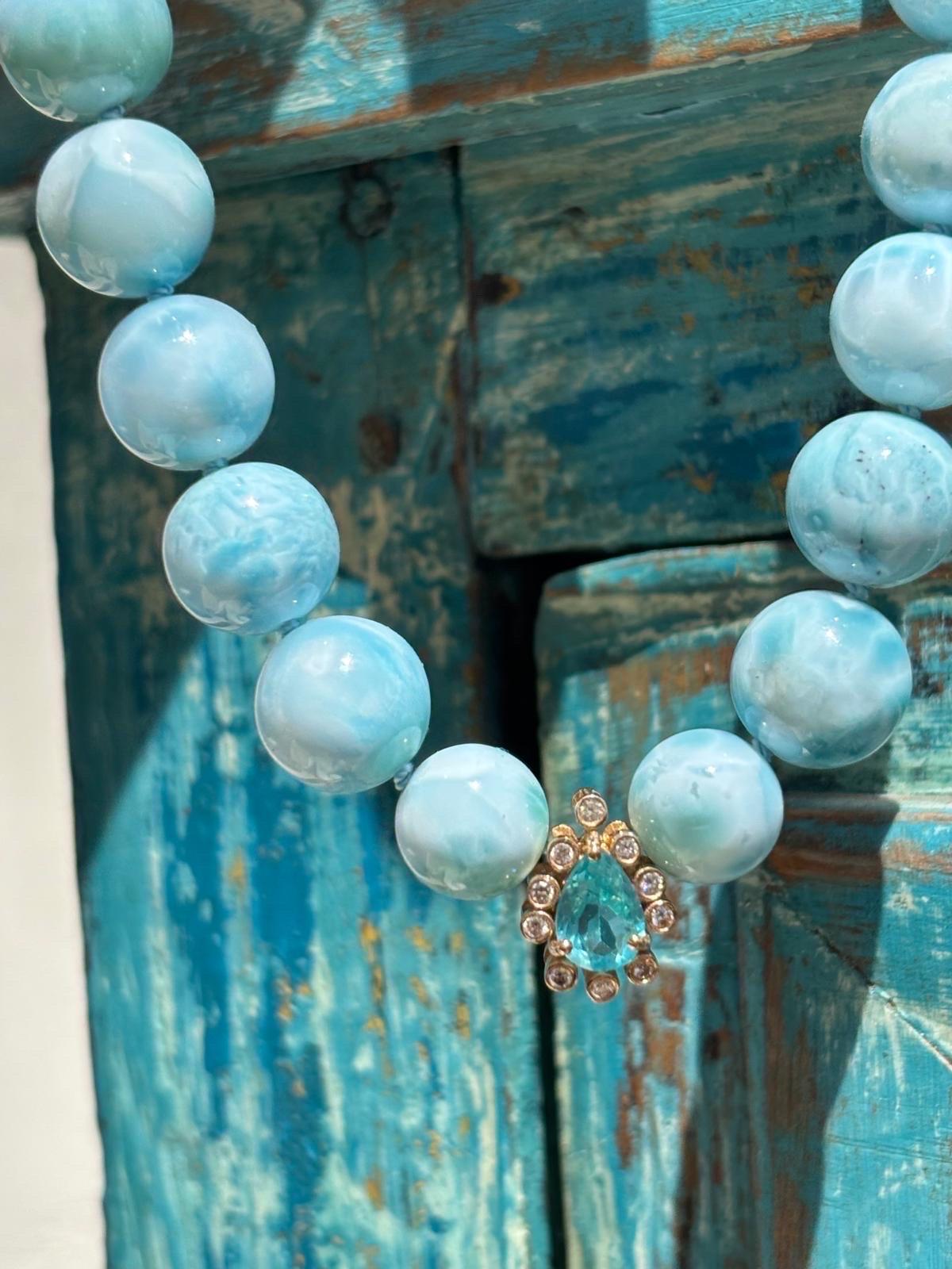 Faites une déclaration céleste audacieuse avec ce collier de perles en larimar bleu ciel à couper le souffle. Noué à la main avec un soin méticuleux et fini en or massif 14K éblouissant, il est suspendu à de grosses perles de larimar bleu de la plus