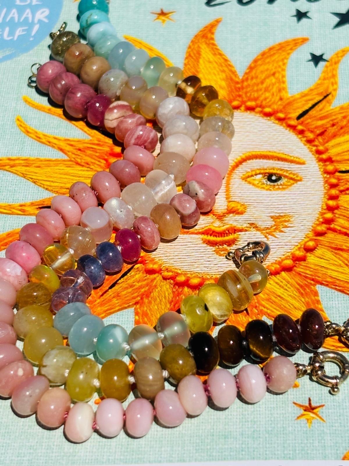 Bracciale con pietra lunare e opale arcobaleno autentica in oro giallo 14K in vendita 1