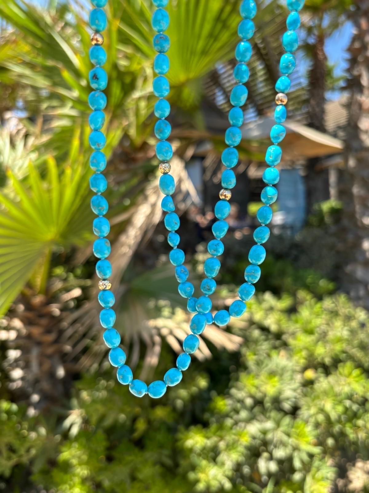 Una collana di turchese della Bella Addormentata di lunghezza regale. Completamente composto da turchesi autentici, delicatamente infilati insieme a perline in oro massiccio 14k, per creare un look elegante.
Puoi indossarlo lungo o avvolto due volte
