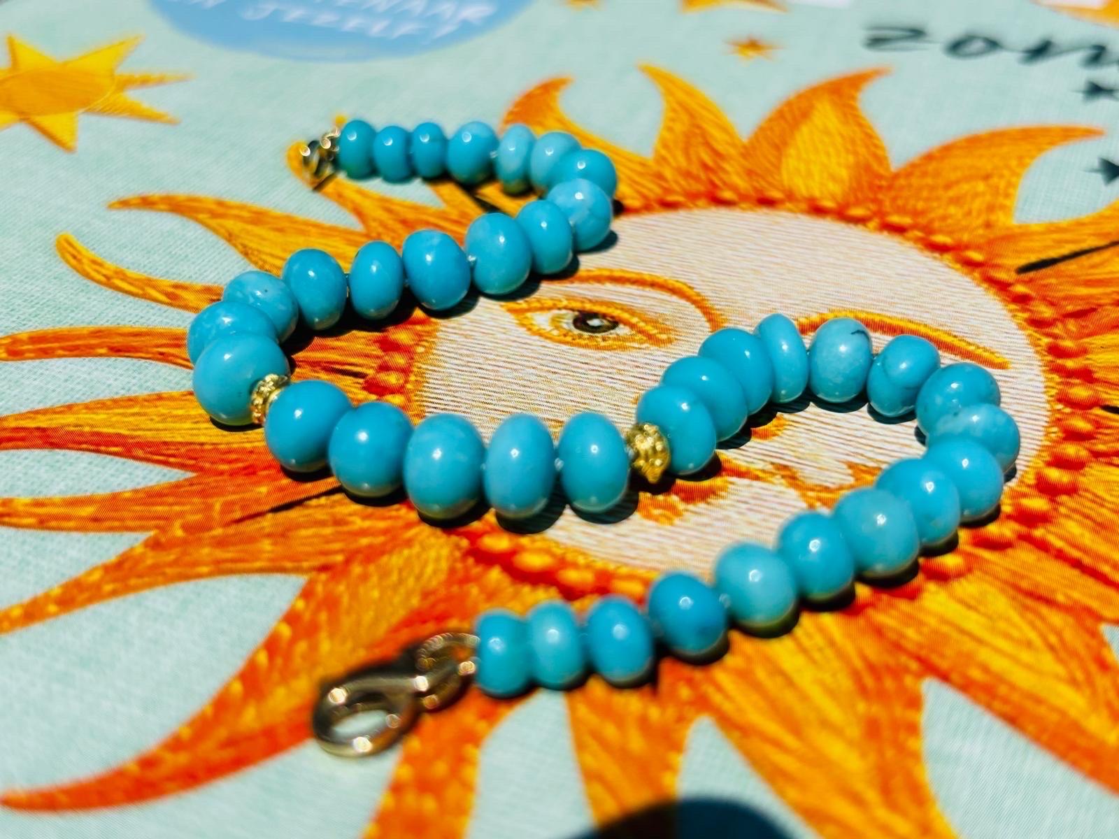 Dies mag ein einzigartiges himmelblaues Dornröschen-Türkisarmband sein, aber das bedeutet nicht, dass Sie diese Schönheit verschlafen sollten! 
Diese sehr seltene Form von Türkisen ist in der Schmuckwelt nach wie vor sehr beliebt, und diese