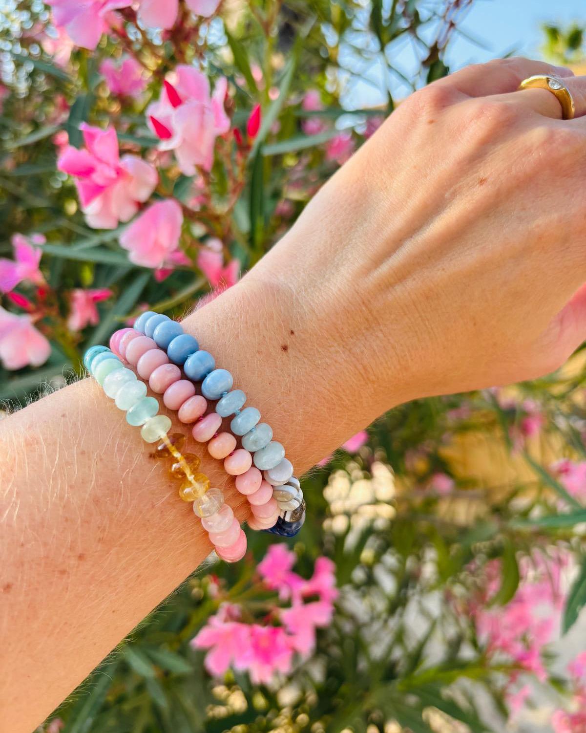 La pulsera multigema azul perfecta, meticulosamente anudada a mano. ¡Una composición de piedras preciosas rosas alrededor de tu muñeca! Esta belleza está hecha de  Piedras preciosas pulidas de 7-8 mm como;

- Zafiro rosa
- Ópalo
- Perú Ópalo
-