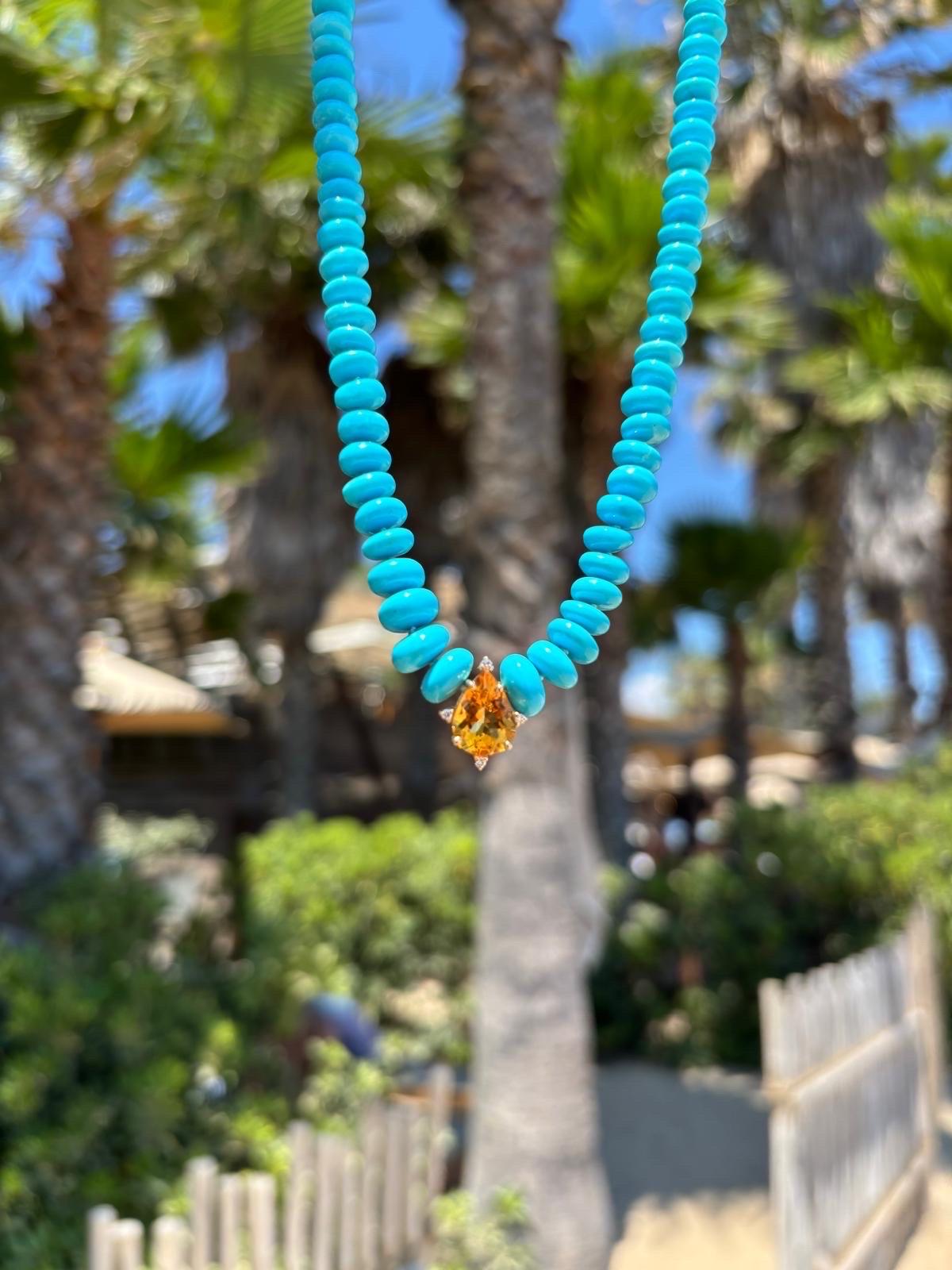 Una regale collana fatta a mano lunga più di 18 pollici con rarissimi e purissimi Turchesi della Bella Addormentata accompagnati da un grande Citrino giallo vibrante da 3,5 carati incastonato in oro 14k e circondato da diamanti scintillanti. 
