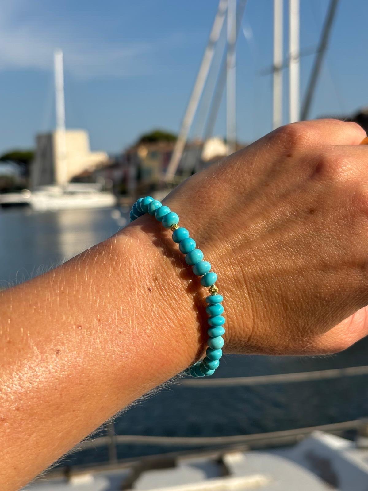 Echtes himmelblaues Dornröschen-Türkisarmband in Gelbgold im Angebot 1