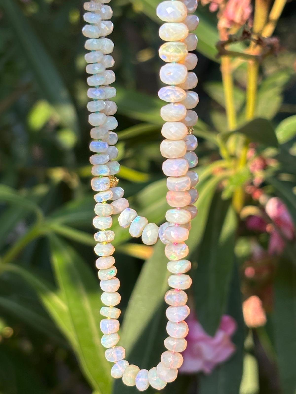Un brillante collar de ópalo australiano de cresta de relámpago, meticulosamente anudado a mano, acabado con un cierre de diamantes y cuentas de oro de 14 quilates. El collar se ha vuelto a ensartar recientemente con cuentas brillantes de oro. Todas
