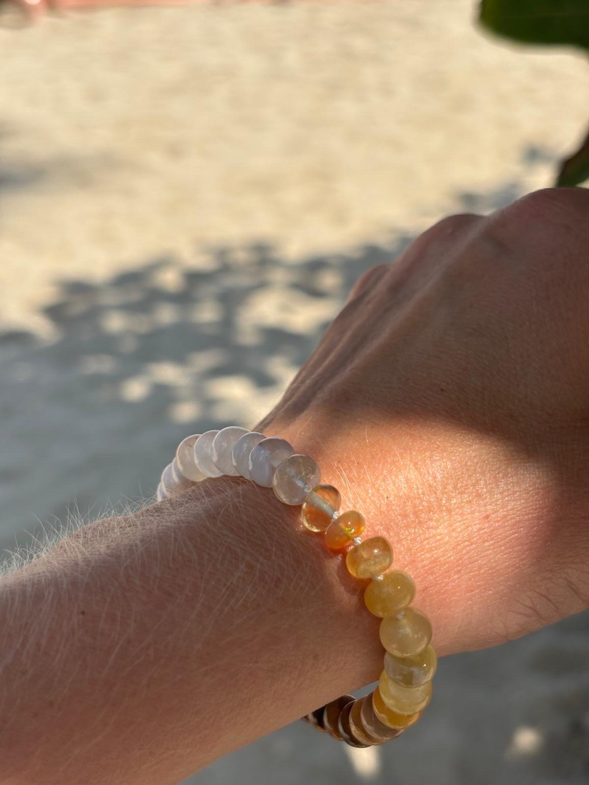 The perfect summer multi gemstone bracelet, methiciously handknotted. A stunning beige colored mix of precious gemstones around your wrist! This beauty is made of  7-8mm polished gemstones such as;

• Rainbow Moonstones
• Agate
• Tiger's Eye
•