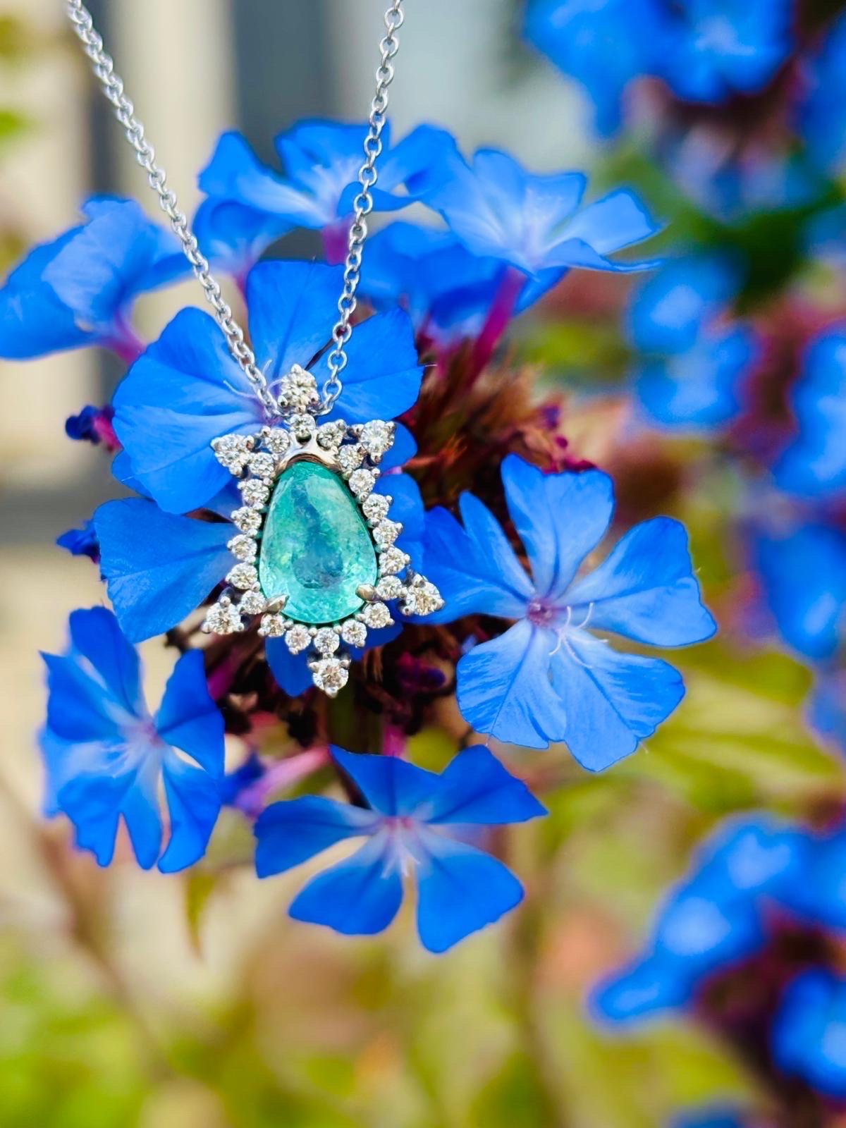 Art déco Collier de Tourmaline Paraiba certifiée néon en or blanc 14K avec diamants en vente