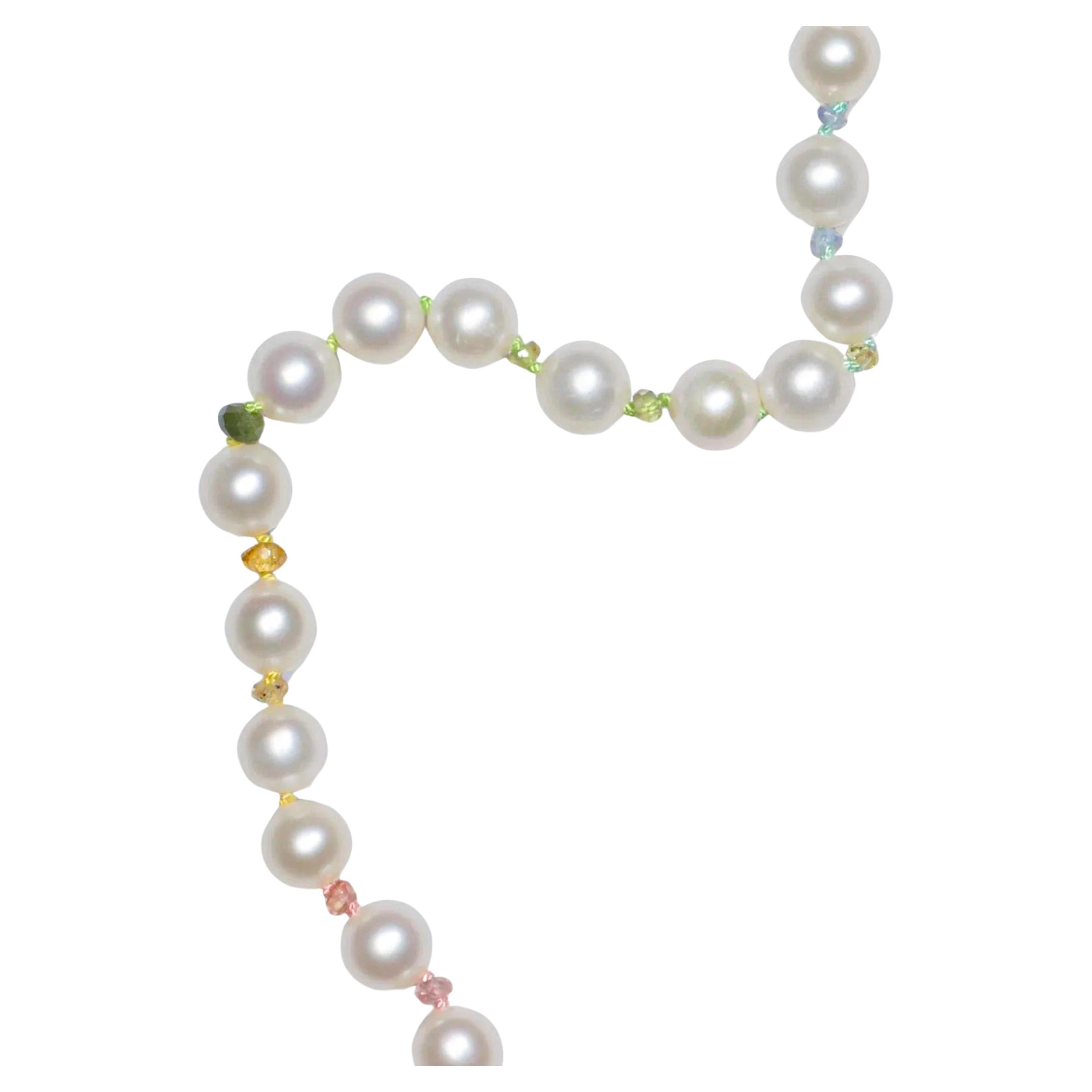 La classica collana di perle bianche con perle da 6 mm, zaffiri multicolore e altre pietre preziose! I colori seguono il modello dell'arcobaleno, annodati a mano su un filo di seta multicolore e rifiniti con una chiusura in oro massiccio 14k.

-