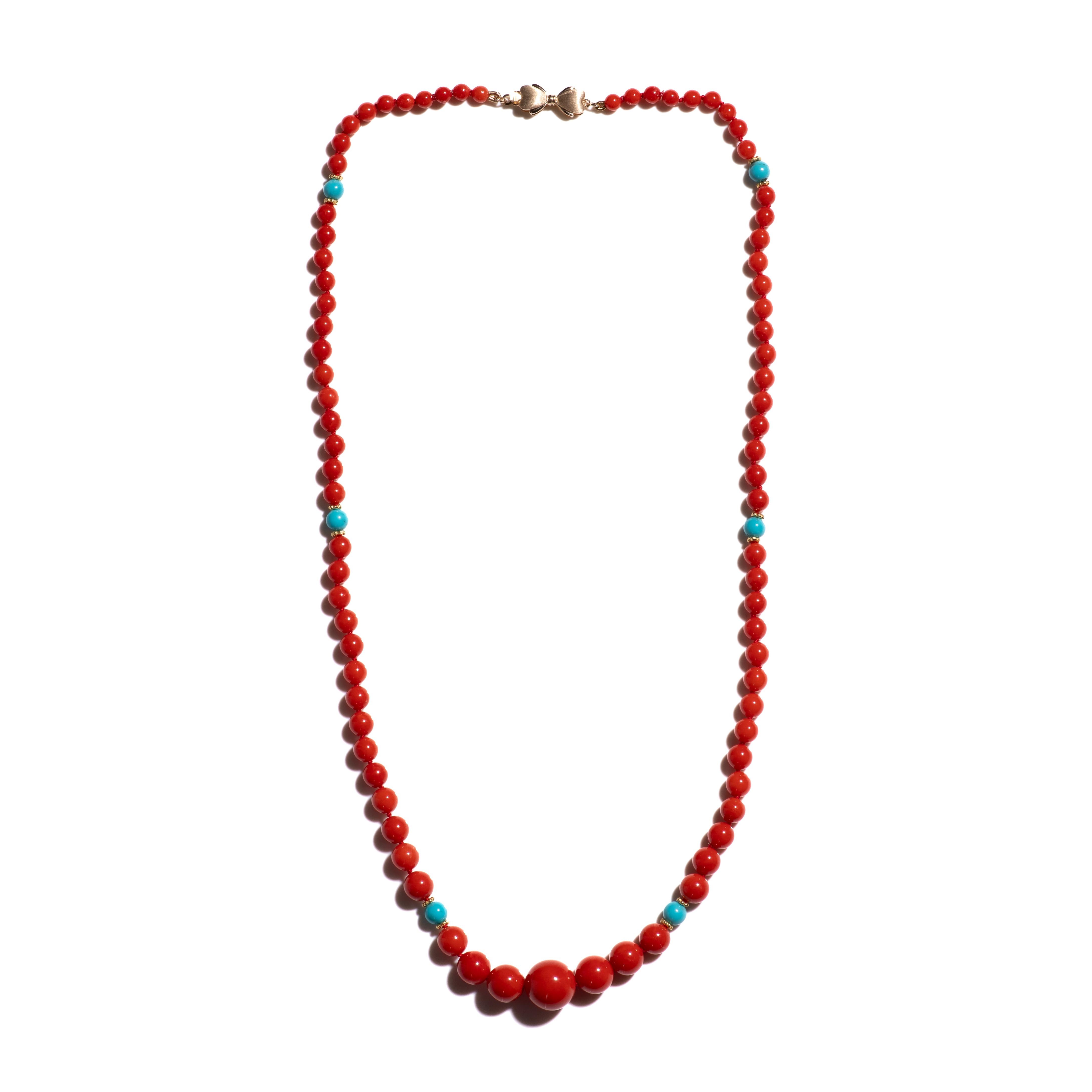 Offrez-vous le luxe à l'état pur avec notre collier italien en corail sanguin rouge foncé, orné de rares turquoises de la Belle au bois dormant serties dans de l'or 14 carats. Cette pièce exquise respire la sophistication et l'exclusivité, ce qui en