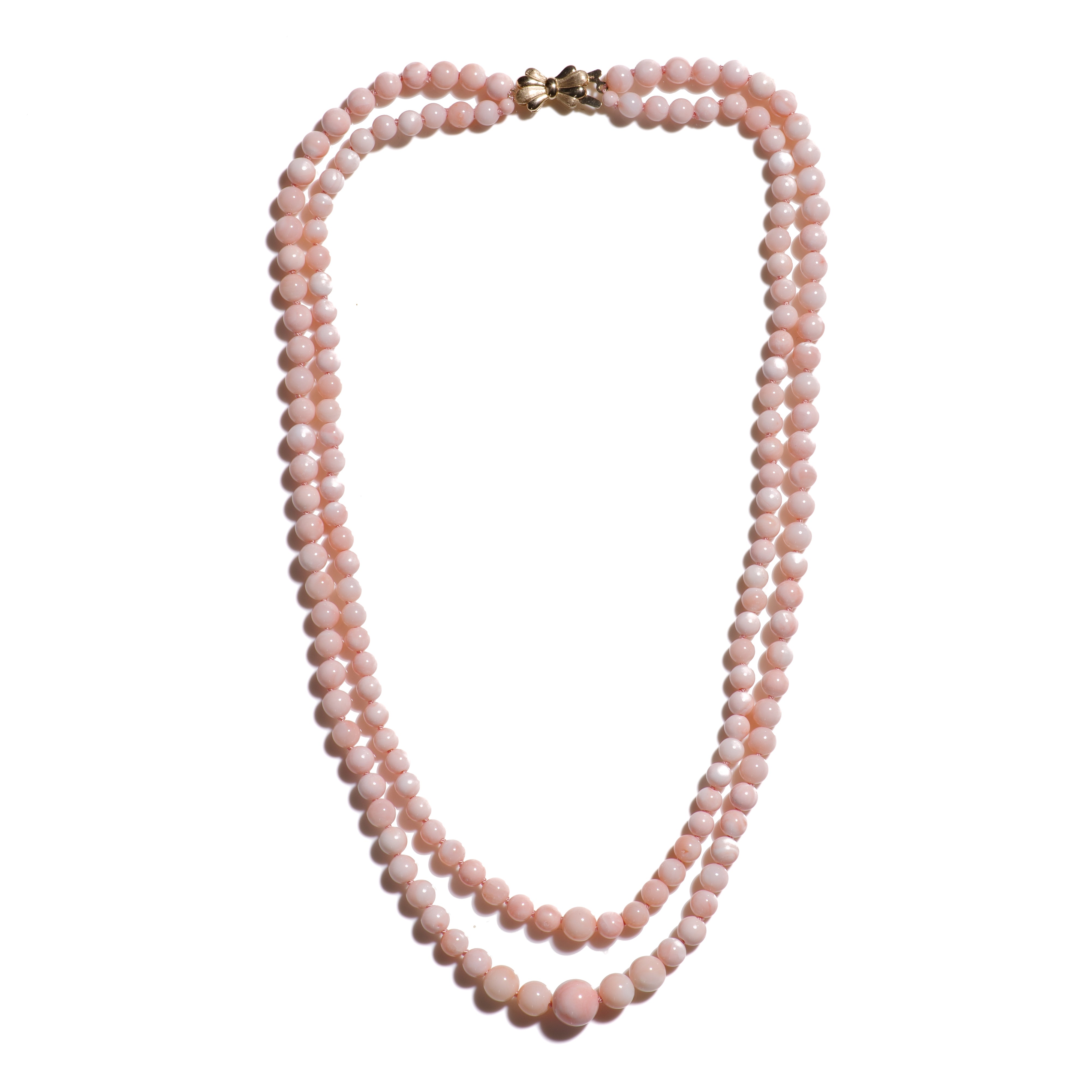 Cúbrete de rosa con este delicado collar de coral en capas, hecho de cuentas de coral rosa rubor graduadas en tamaño, que le dan un aspecto de ensueño. Las cuentas redondas pulidas están meticulosamente seleccionadas a mano y graduadas en tamaño
