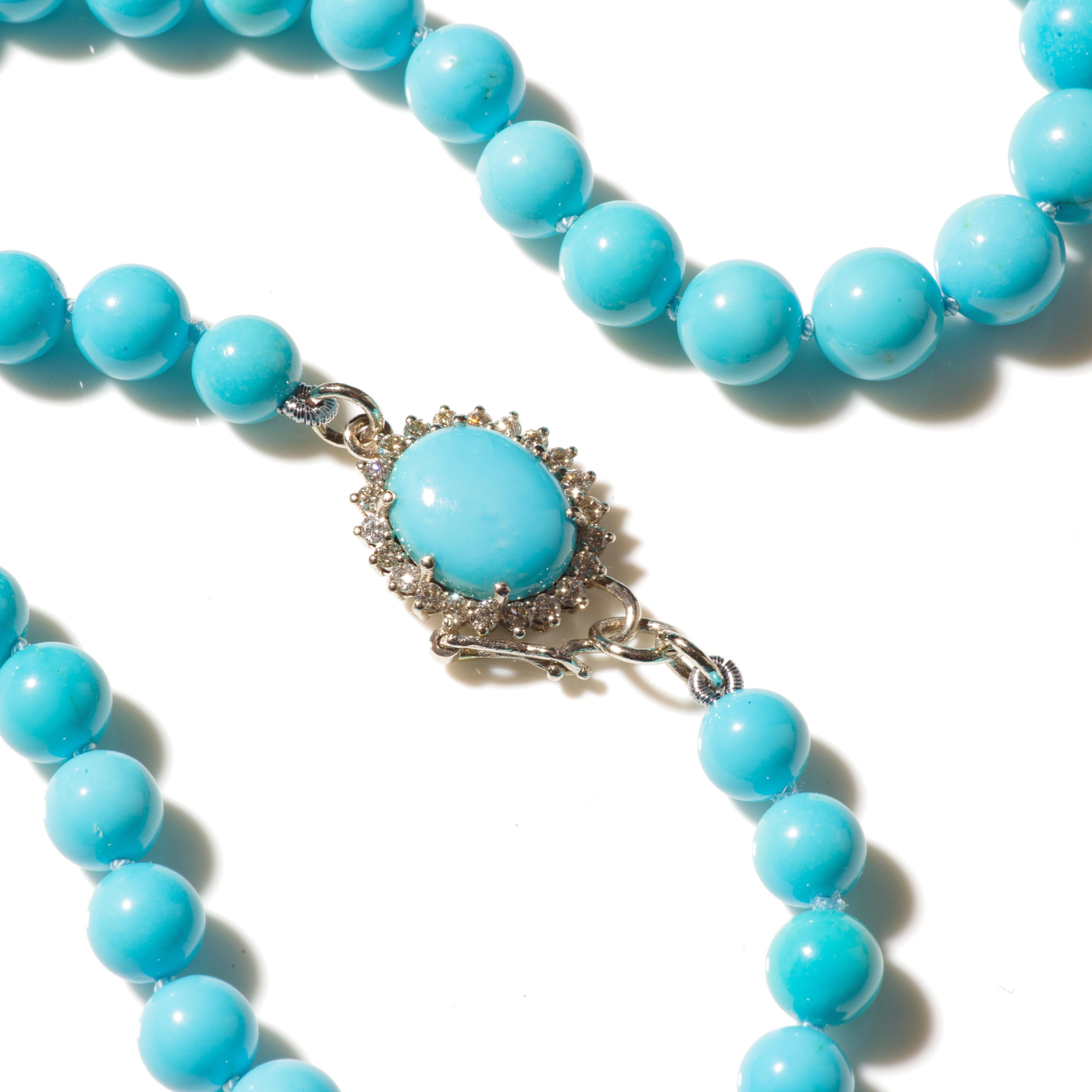 Eine königliche riesige 17 Zoll lange handgefertigte Halskette mit extrem seltenen und reinen Dornröschen-Türkisen. Dieses Collier besteht aus echten und nahezu lupenreinen Robinson Eggs Blue Türkisen aus der Sleeping Beauty Mine in Arizona, die mit