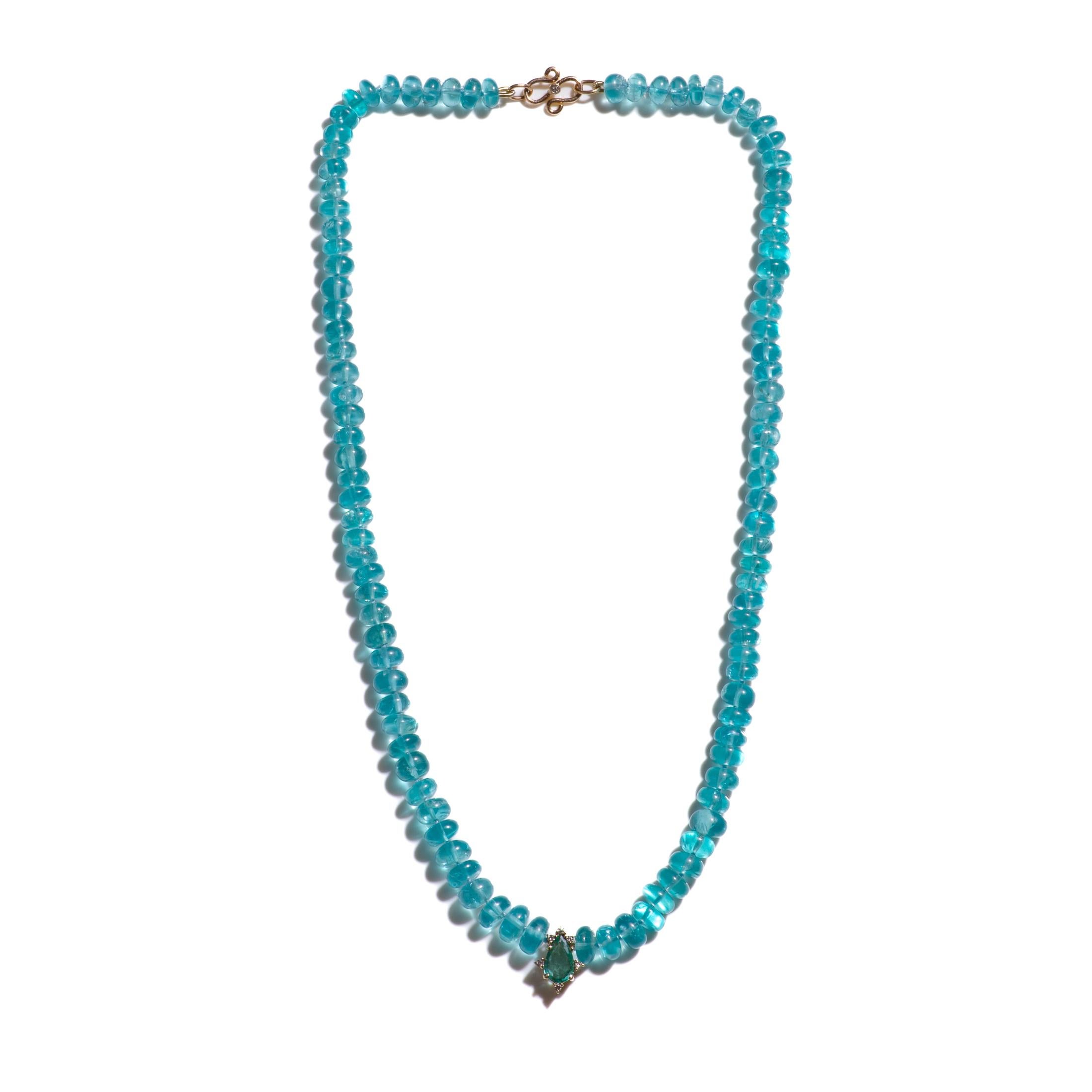 Ein funkelnder Riesensmaragd und Paraiba-Apatit-Halskette aus Gelbgold. Diese Halskette besteht aus echten, hochwertigen Smaragden und Apatiten, die mit einem diamantenen Verschluss aus massivem Gold aneinandergereiht sind und einen eleganten Look