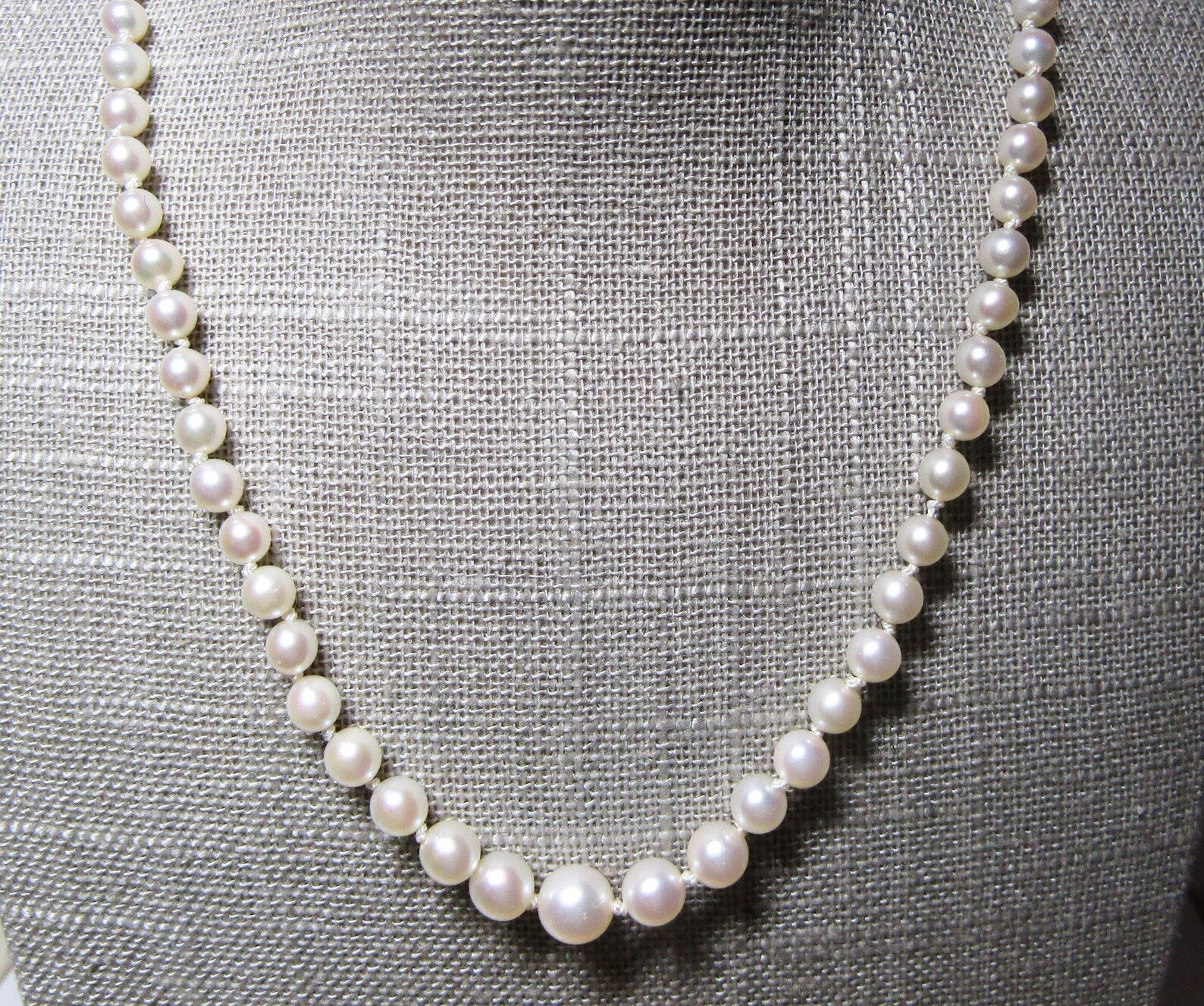 Collar de Perlas Akoya Graduadas Blancas de Agua Salada de Oro de 14 K Retro en venta