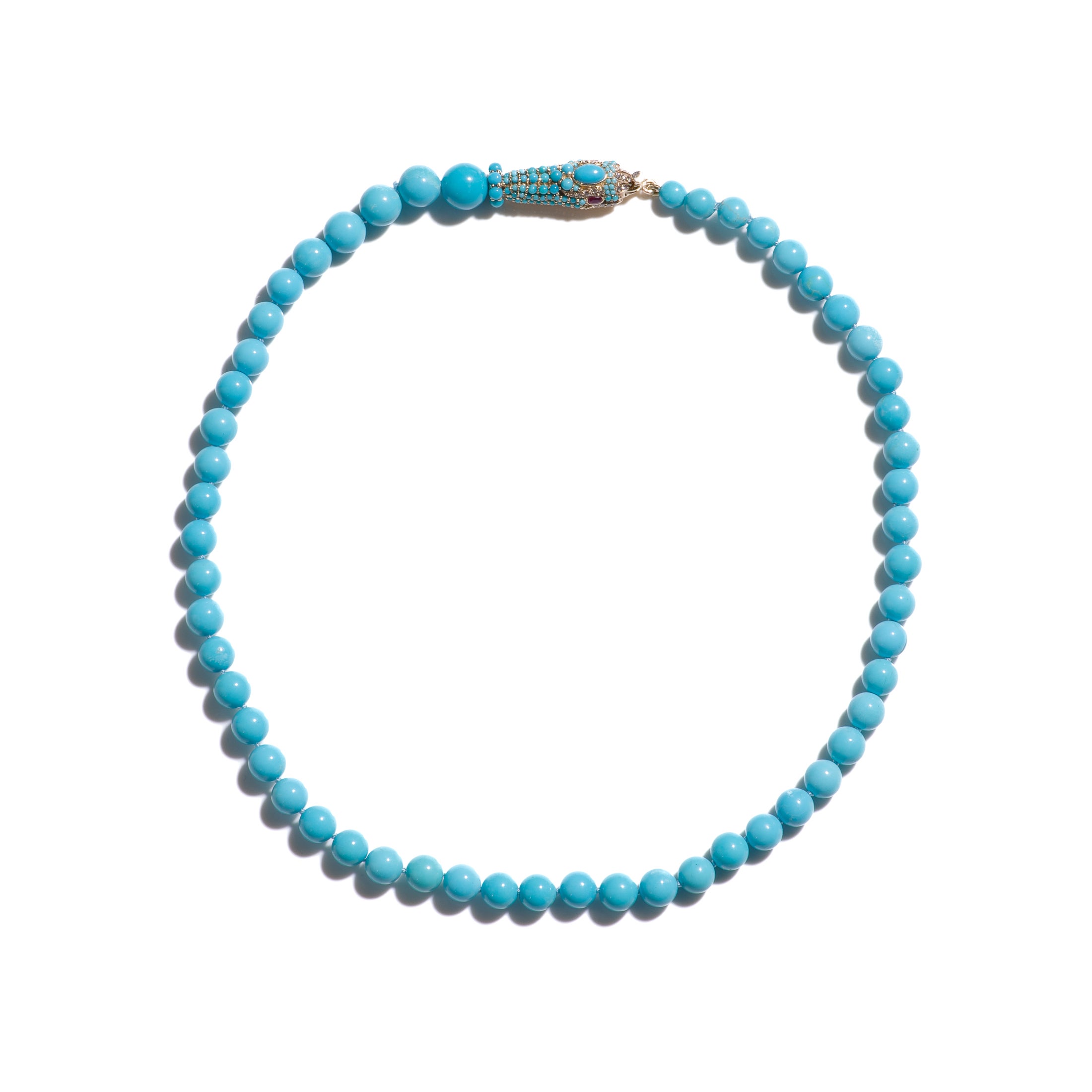 Una regale collana gigante realizzata a mano con rarissimi e purissimi turchesi della Bella Addormentata, diamanti naturali e rubini autentici. Questa collana è caratterizzata da pregiati turchesi Robinson Egg Blue provenienti dalla miniera di