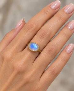 Anello da cocktail impilabile con pietra lunare gigante arcobaleno in oro giallo 14K