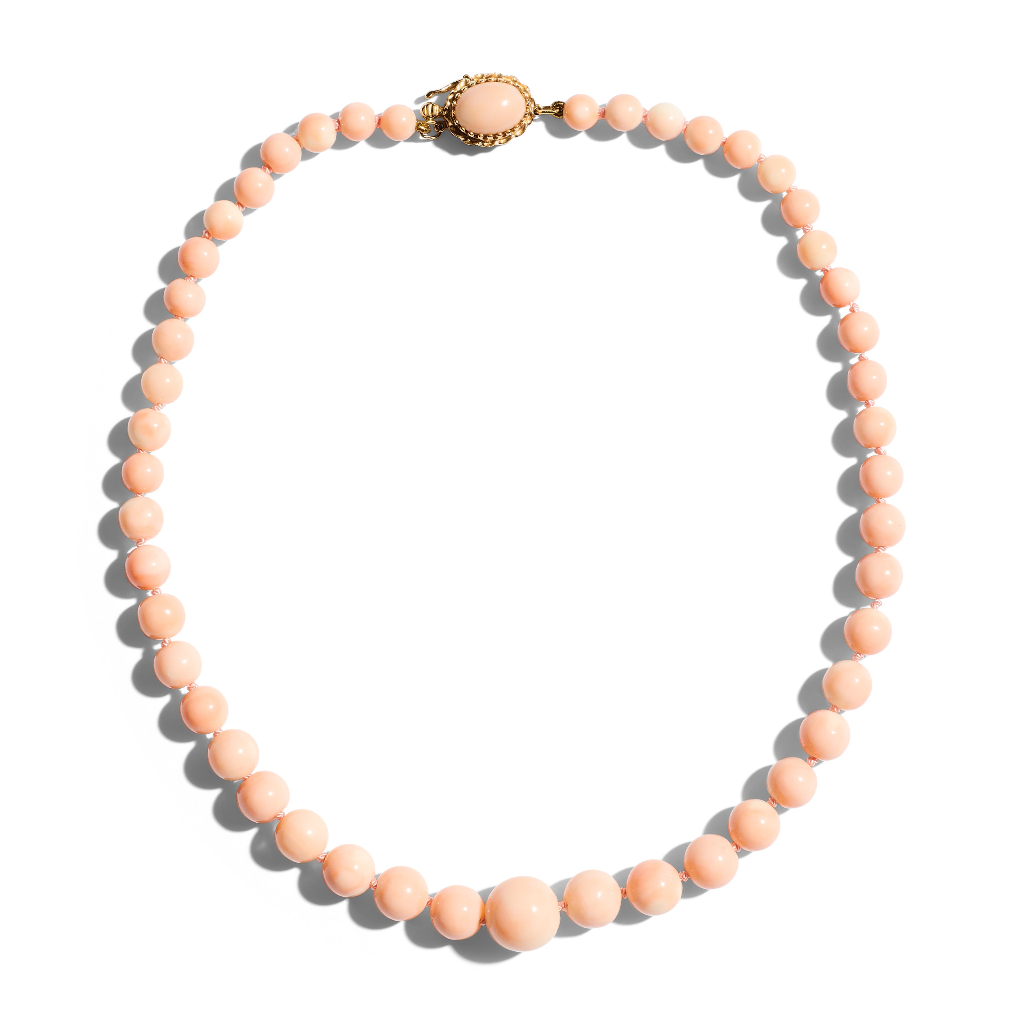 Collana di corallo rosa gigante di proprietà con pelle d'angelo in oro giallo 14 carati