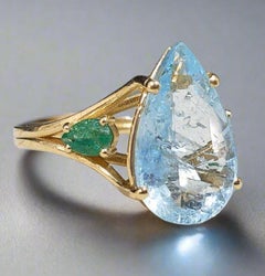 Anillo de cóctel gigante con aguamarina y esmeralda, en oro amarillo de 14K