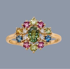 Anillo de oro amarillo con zafiro arcoíris, turmalina y diamantes