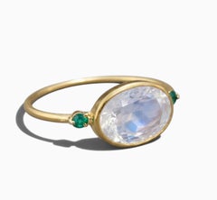 Bague en or jaune 14 carats avec pierre de lune arc-en-ciel et émeraude de Zambie