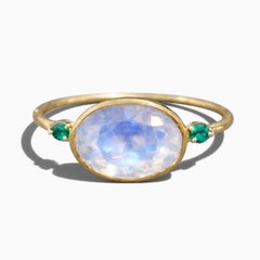 Bague en or jaune 14 carats avec pierre de lune arc-en-ciel et émeraude de Zambie