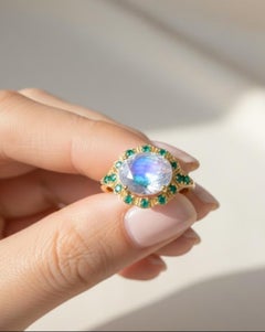 Anello da cocktail con smeraldo e pietra di luna arcobaleno