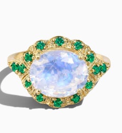 Anillo de cóctel con esmeralda y piedra lunar arcoíris