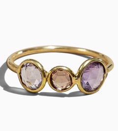 Zafiro de tres piedras Anillo de oro amarillo